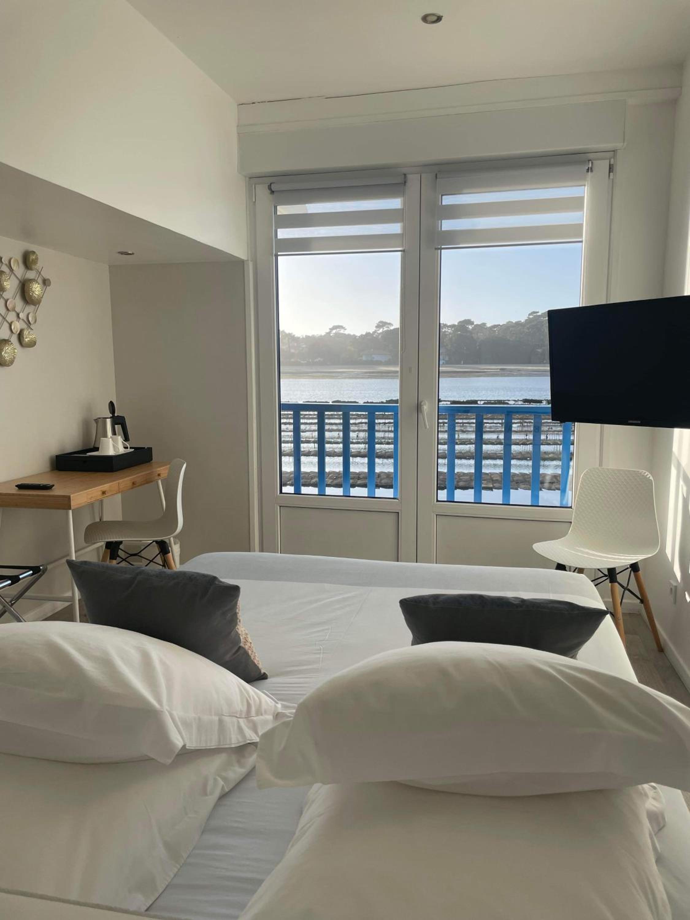 Premium Double Room With Lake View - Photo 2