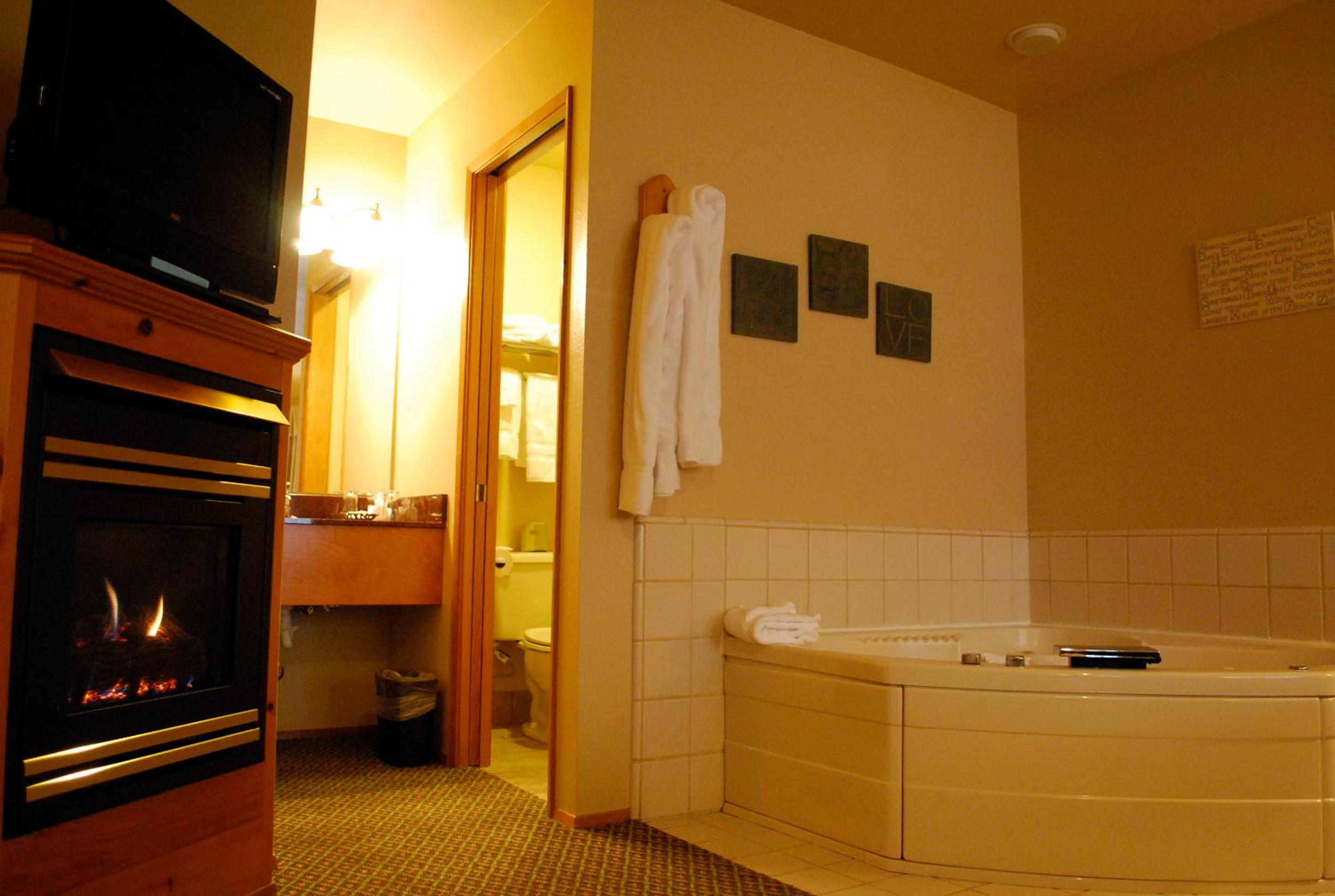 King Suite with Whirlpool photo 2