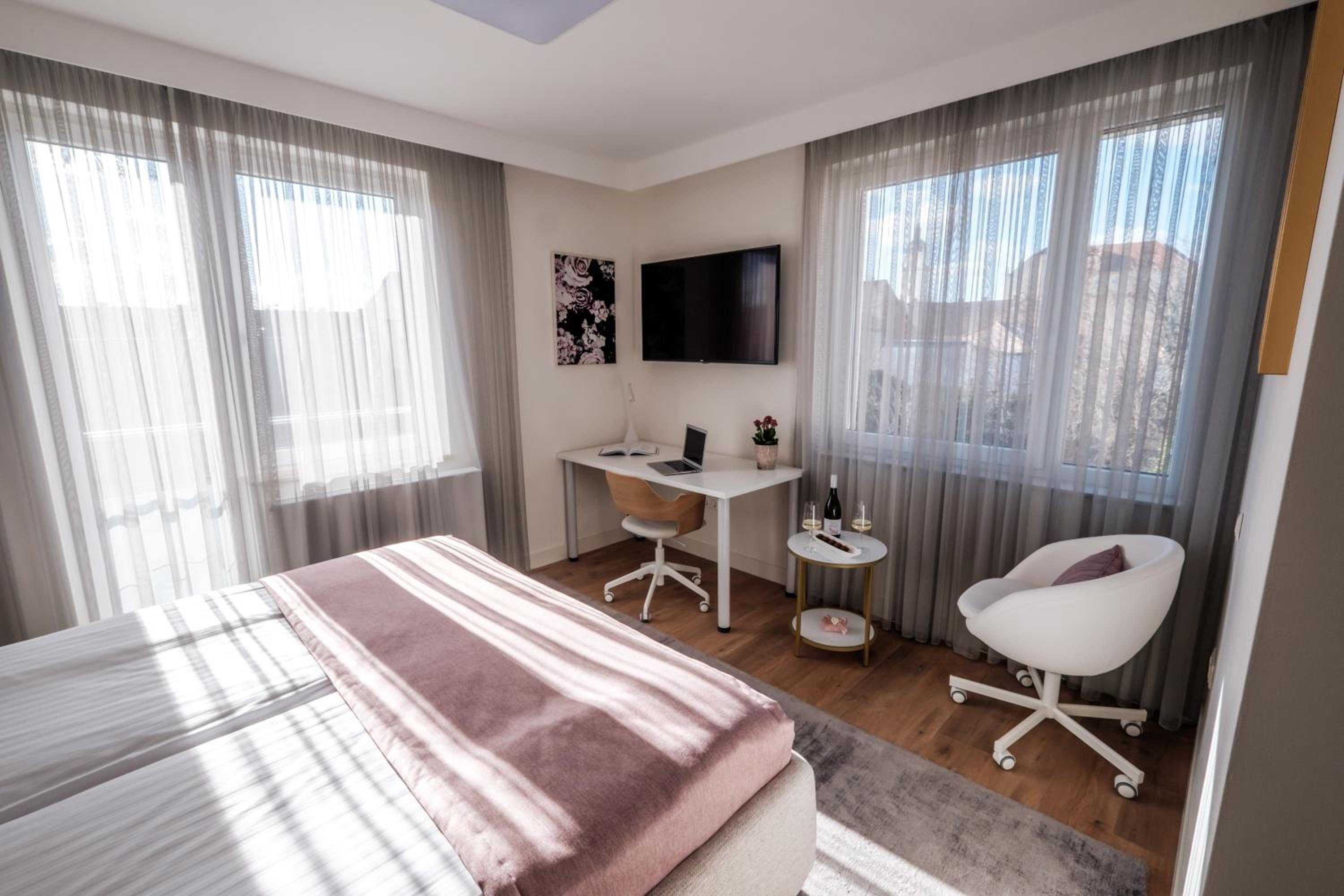 Deluxe Double Room - Photo 8