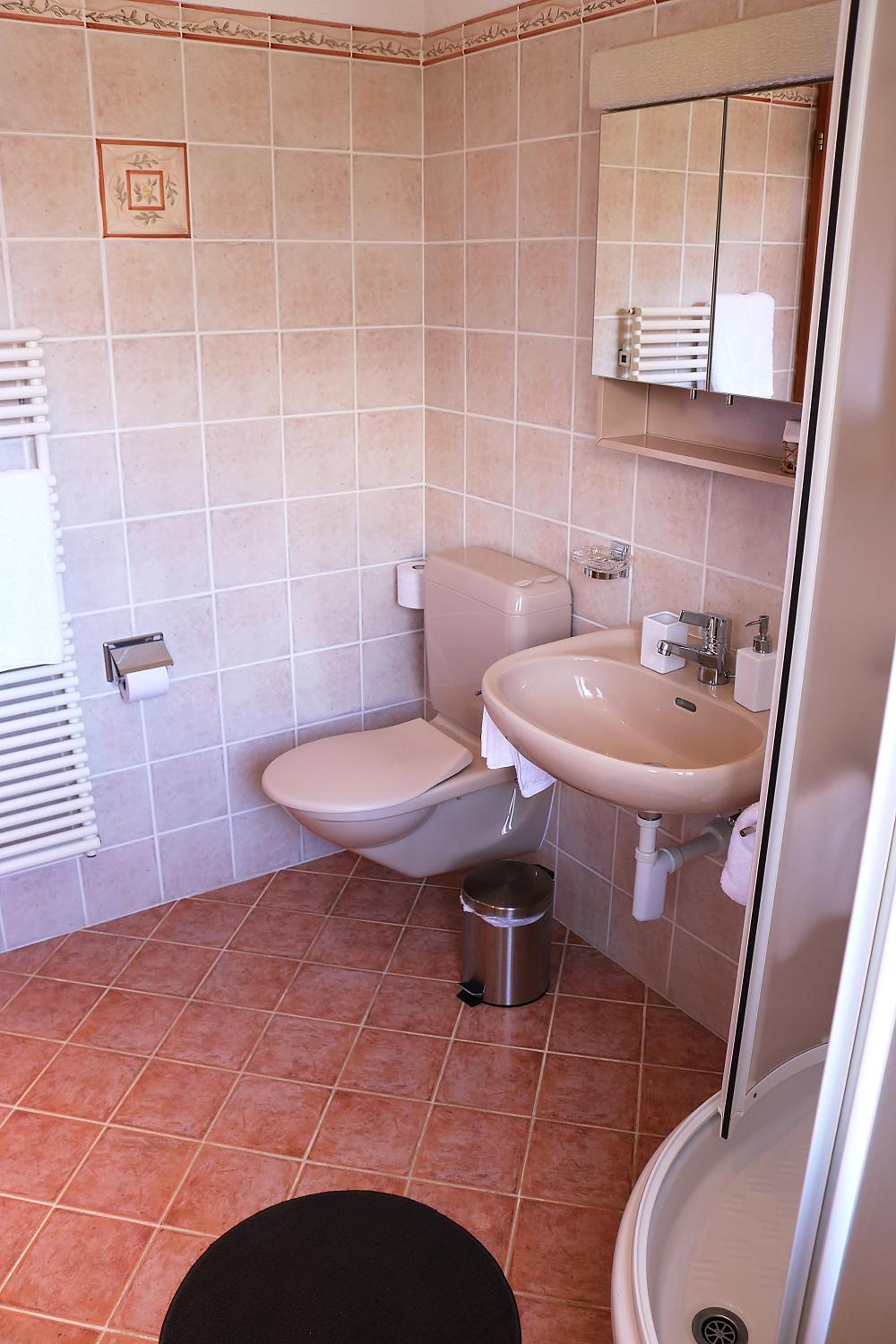Twin Room with Private Bathroom - Photo 4