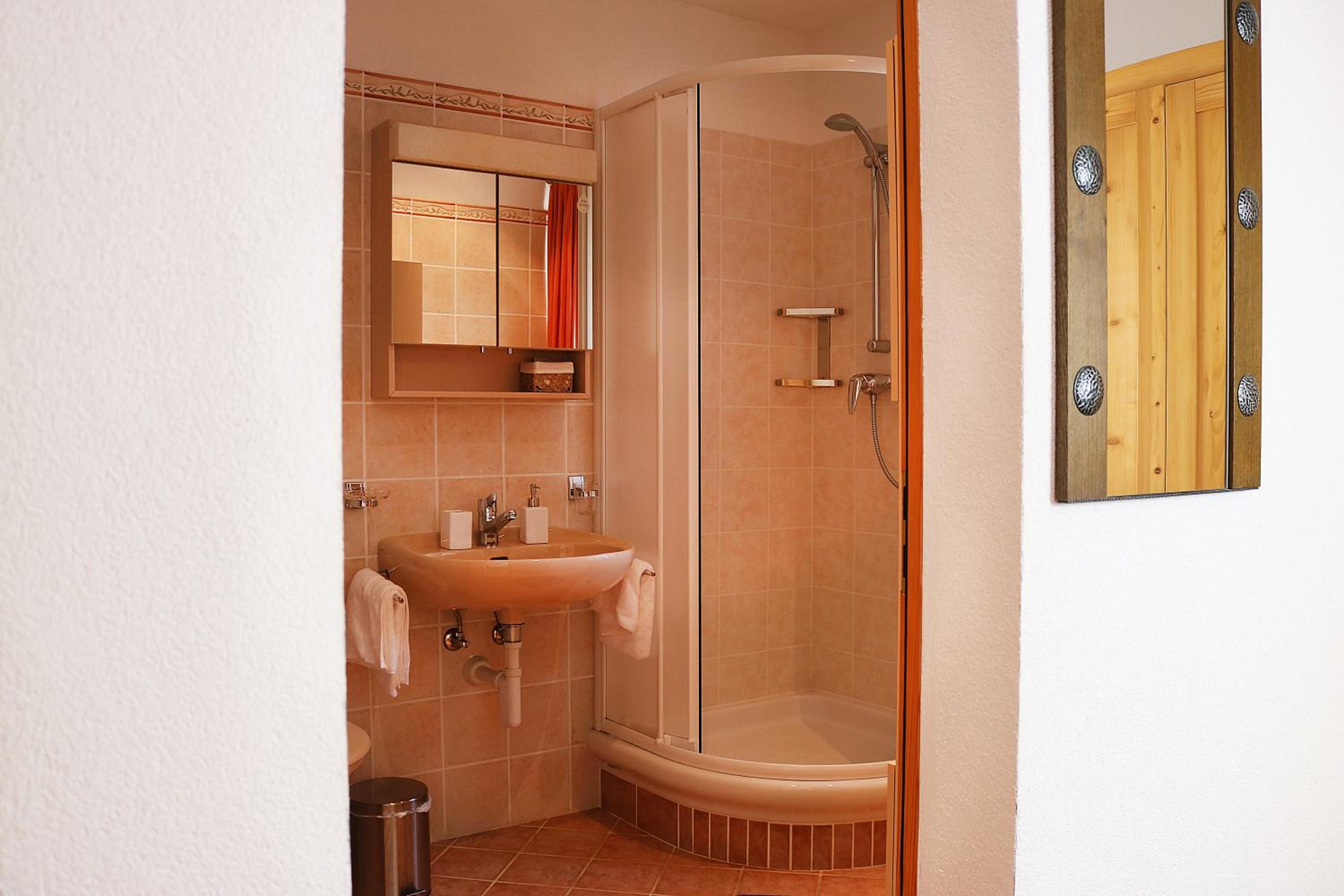 Twin Room with Private Bathroom - Photo 5