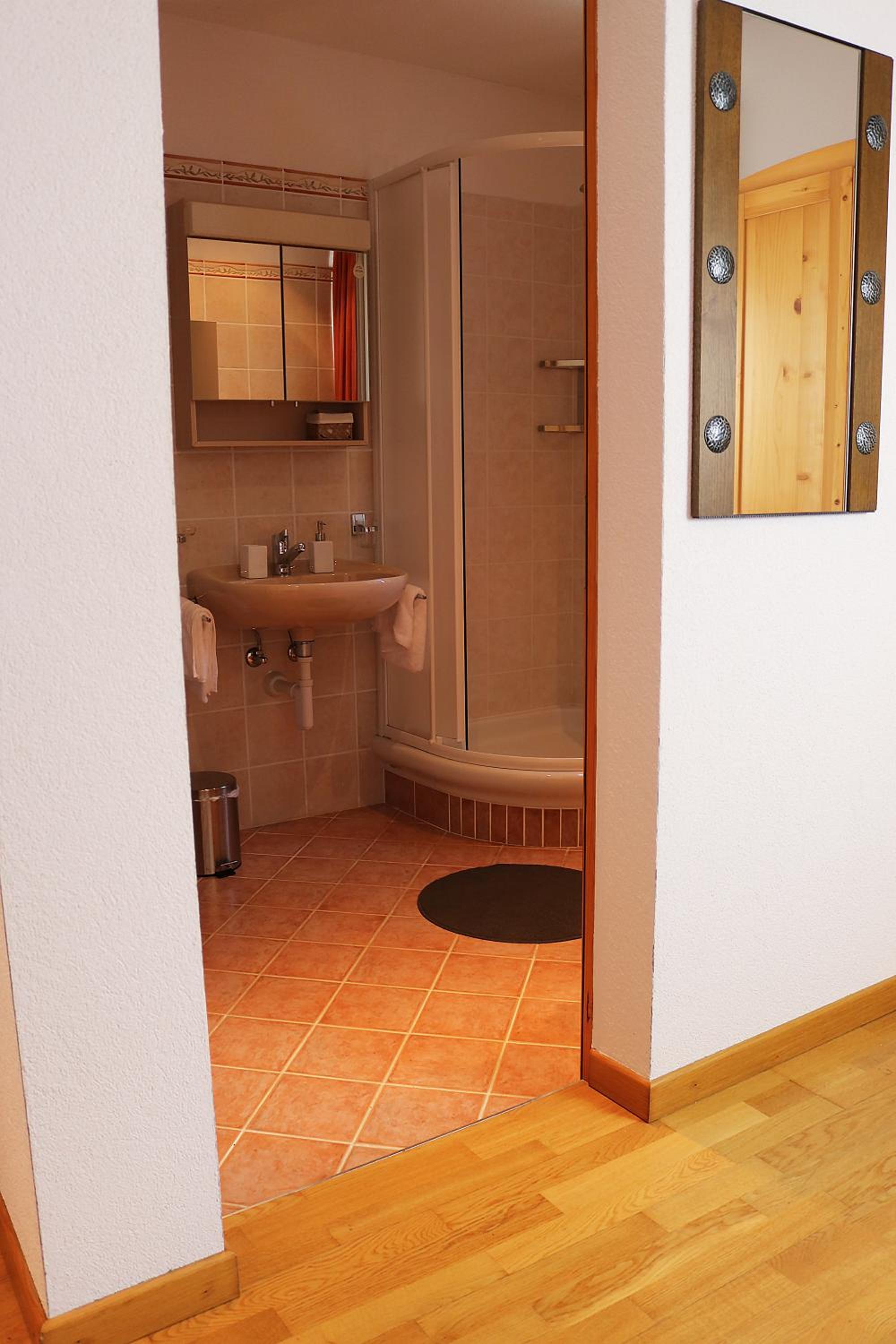 Twin Room with Private Bathroom - Photo 3