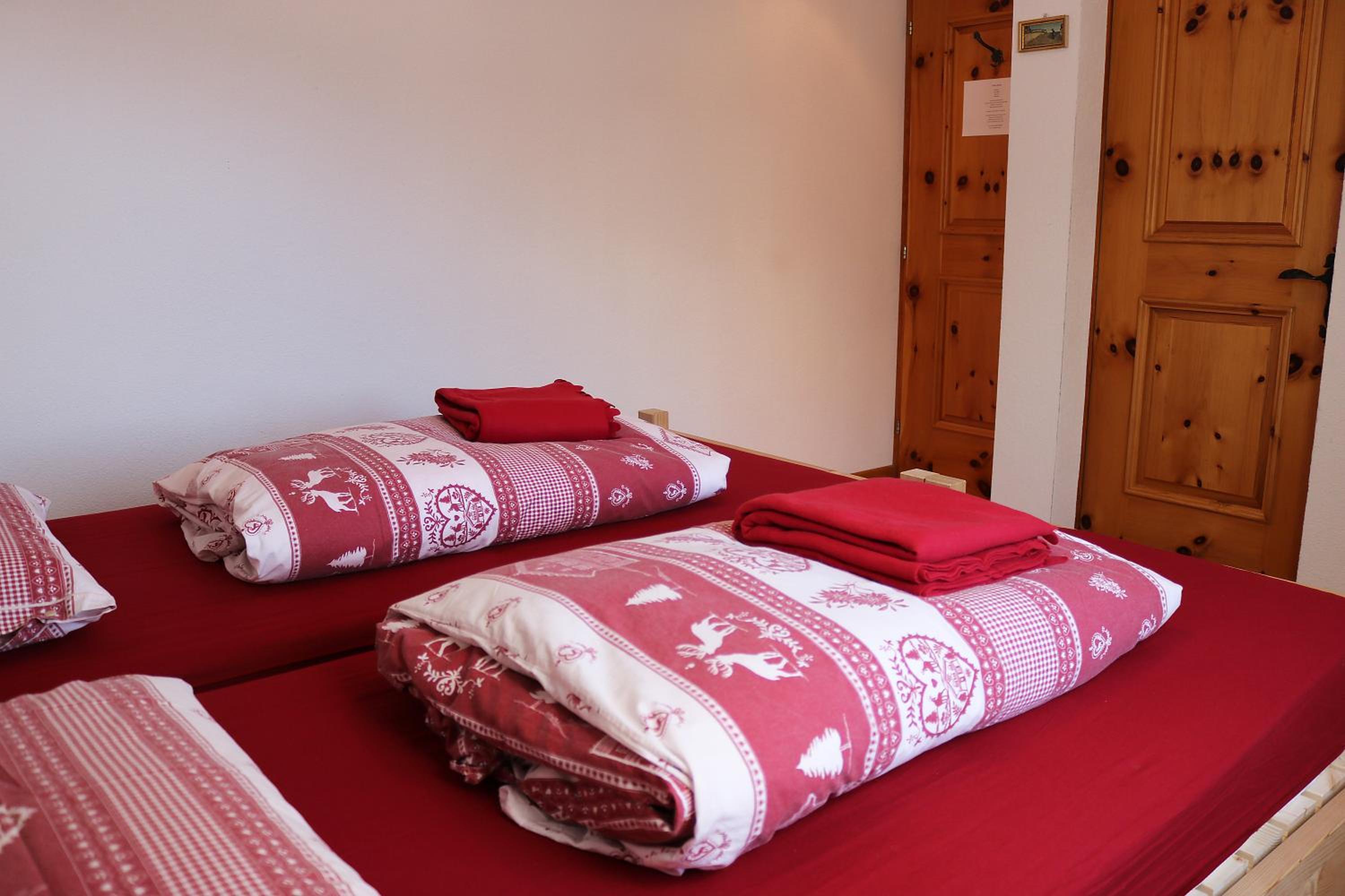 Twin Room with Private Bathroom - Photo 8