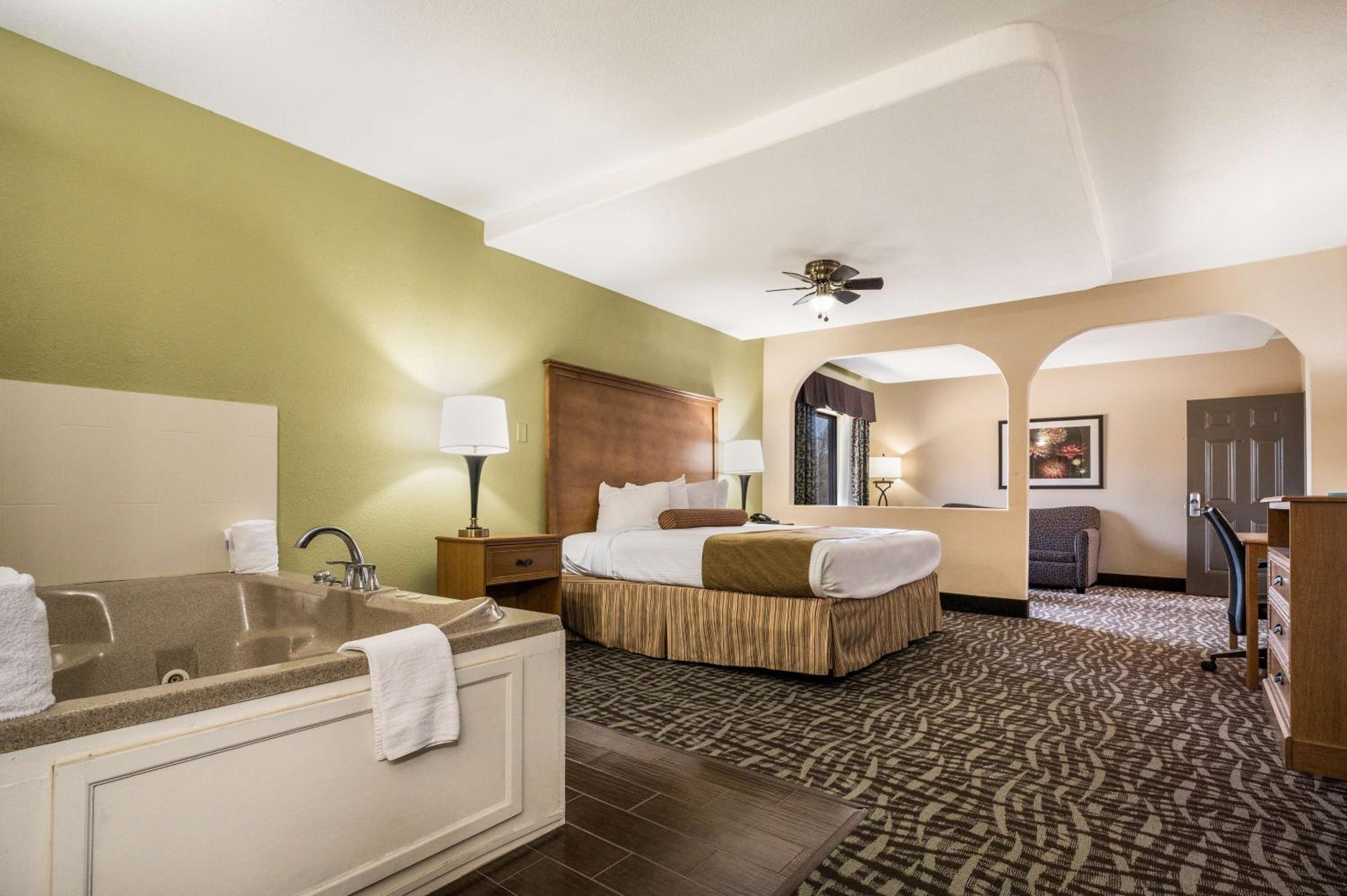 King Room with Sofa Bed and Spa Bath photo 3