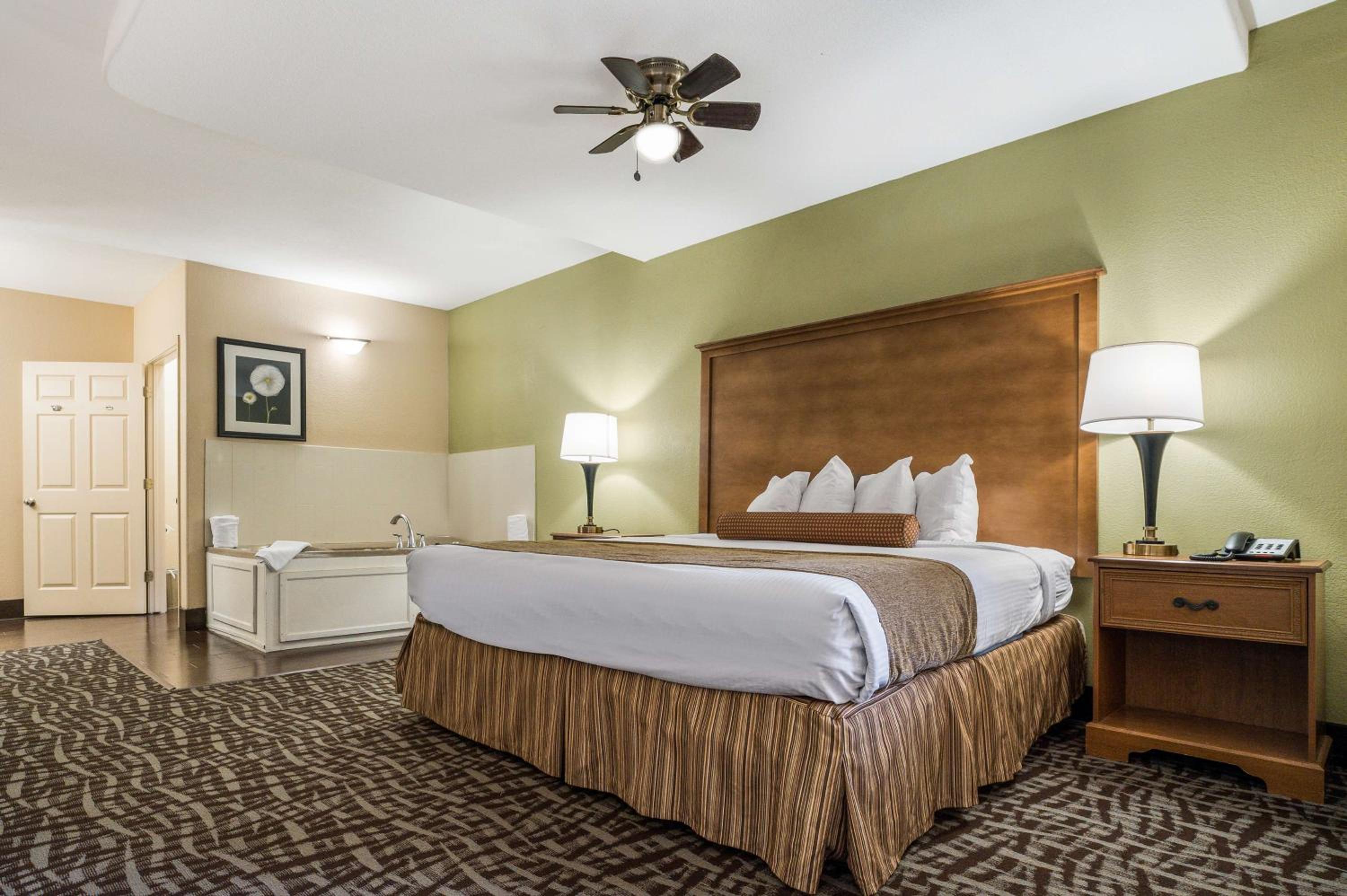King Room with Sofa Bed and Spa Bath photo 2