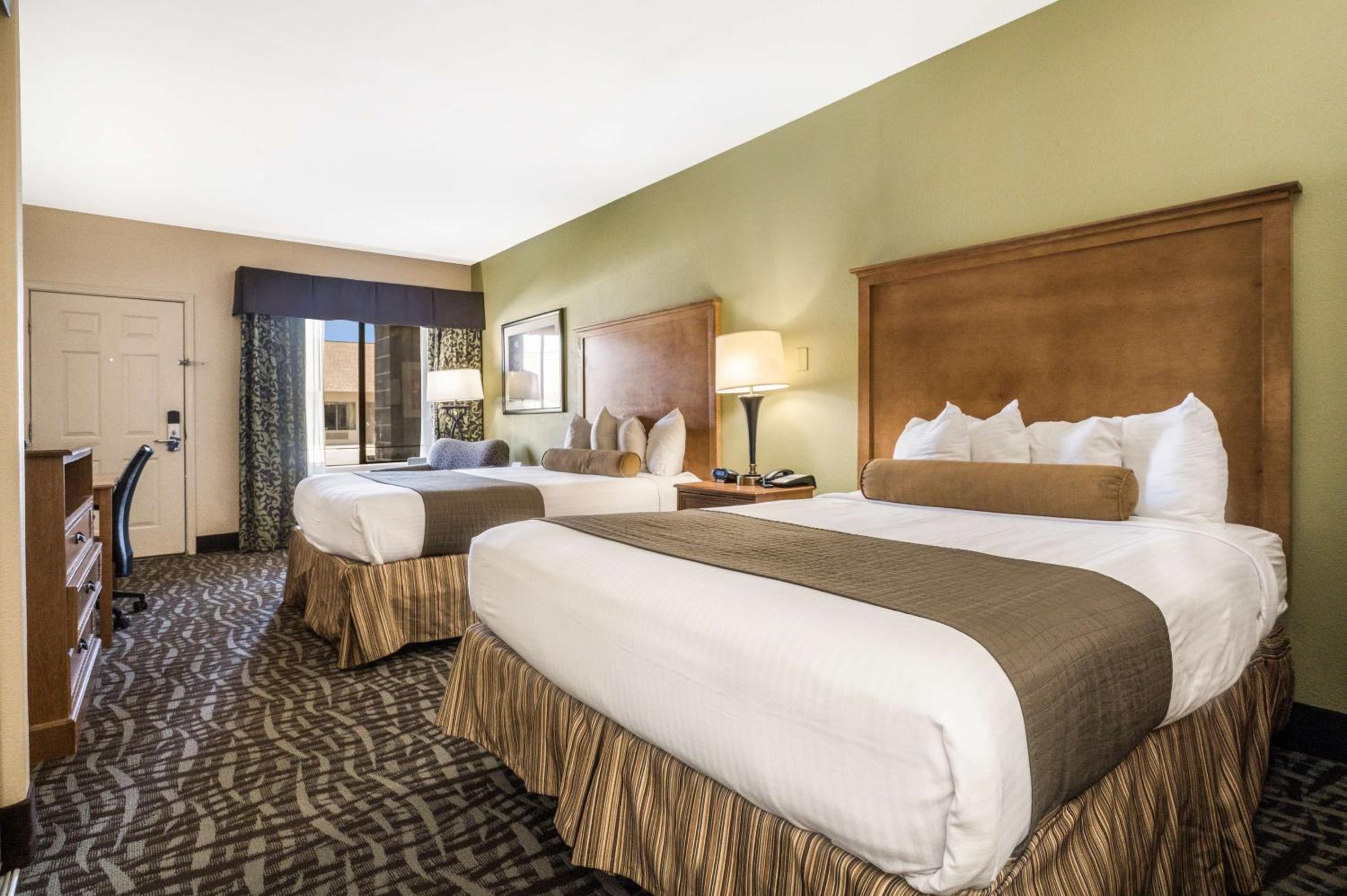 Queen Room with Two Queen Beds and Roll-In Shower - Disability Access photo 3