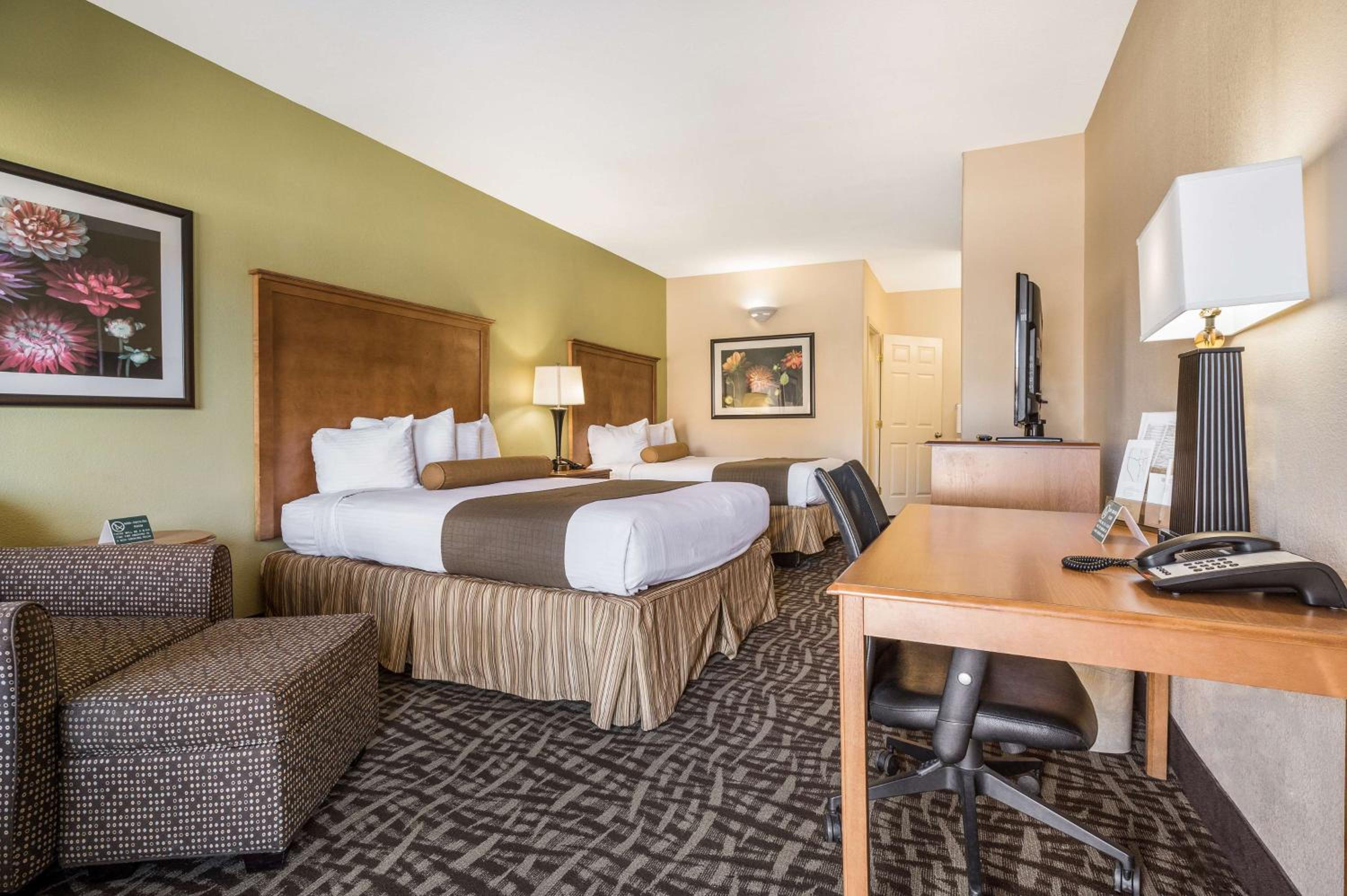 Queen Room with Two Queen Beds and Roll-In Shower - Disability Access photo 1