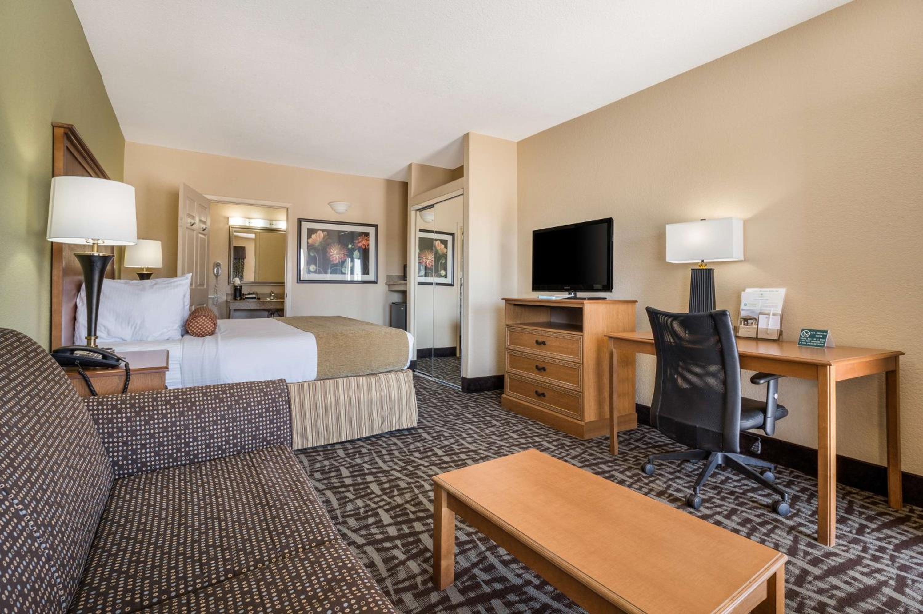 King Room with Walk-in Shower - Disability Access photo 3