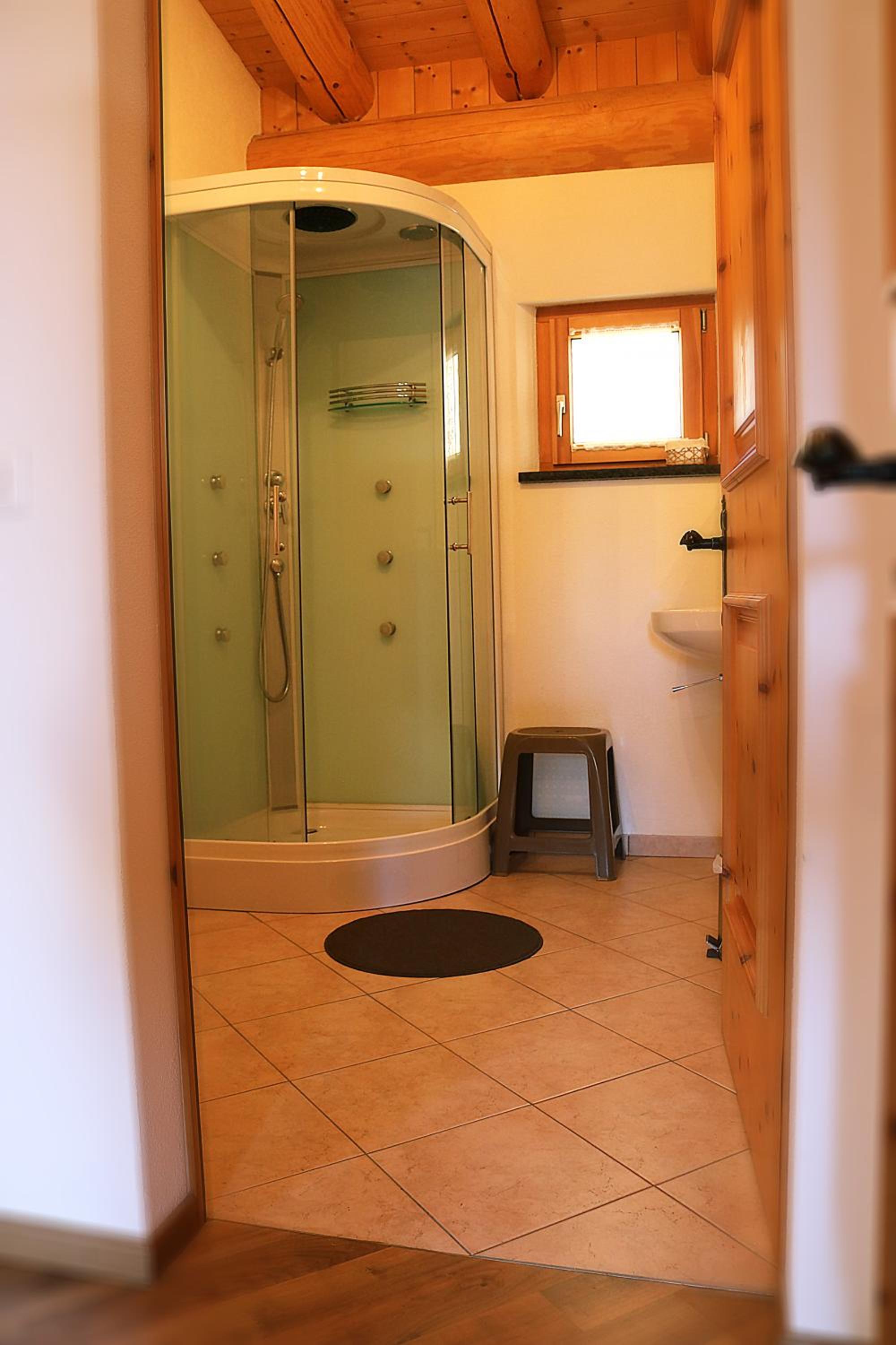 Quadruple Room with Private Bathroom - Photo 4