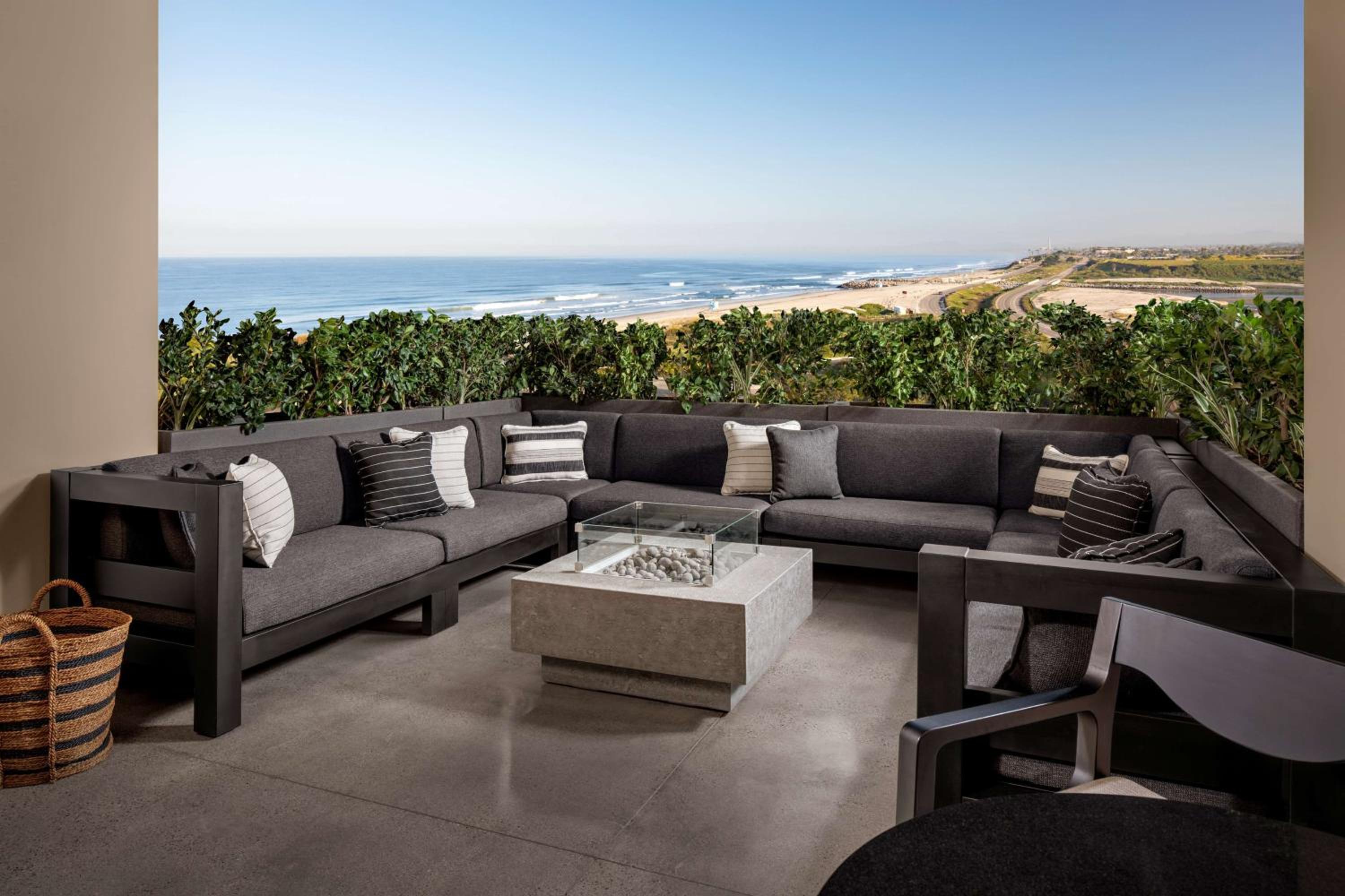Queen Room with Two Queen Beds and Coastline View - Photo 4