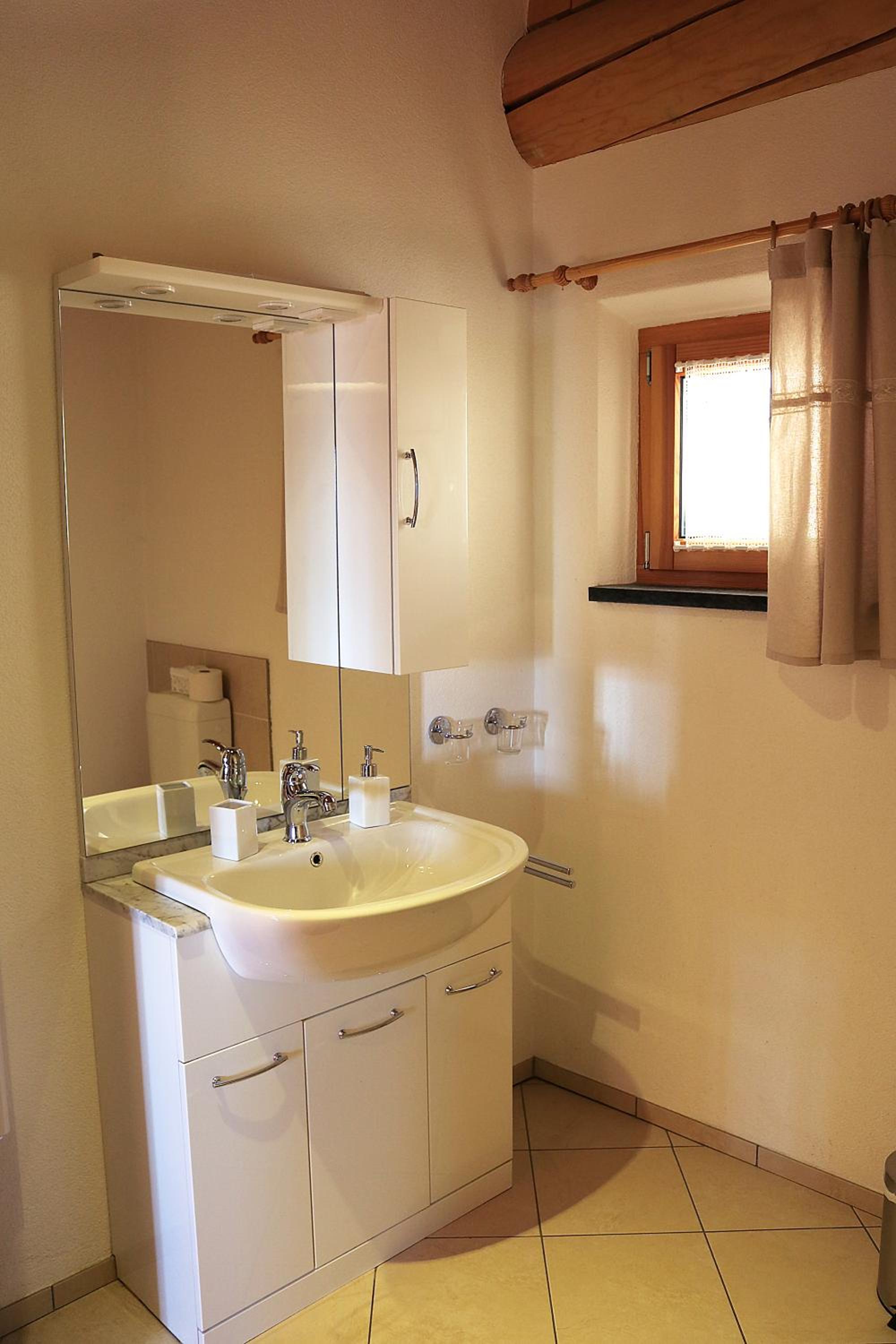 Family Room with Private Bathroom - Photo 3