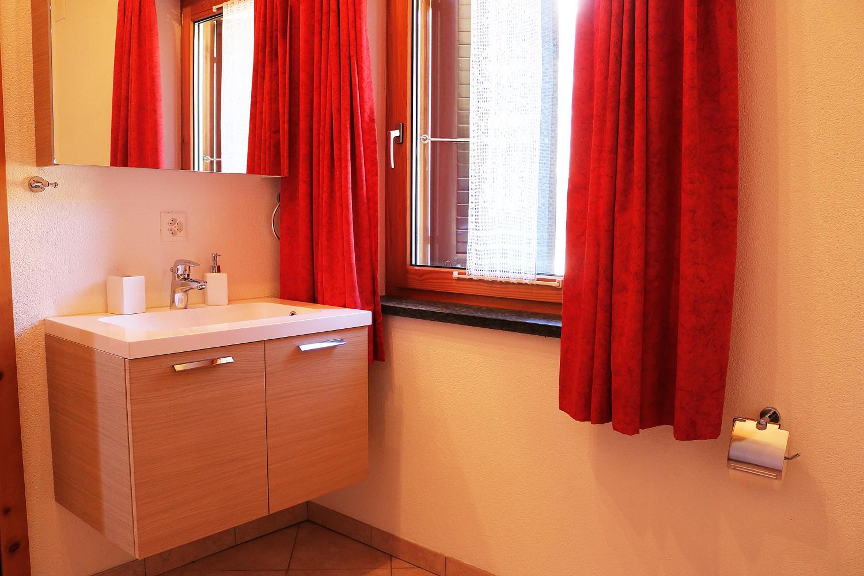 Quadruple Room with Private Bathroom - Photo 3