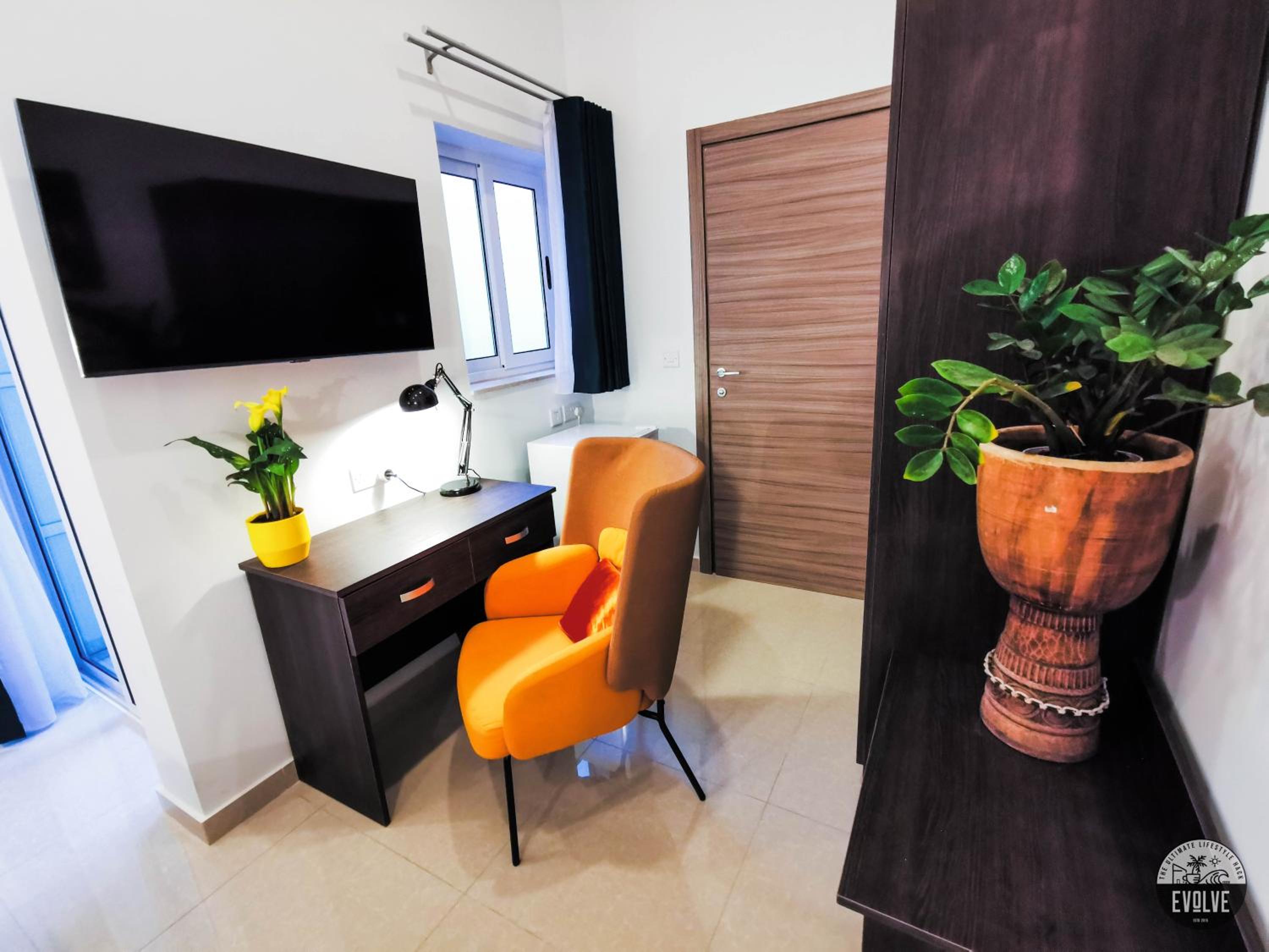 King Room with Balcony - Photo 4