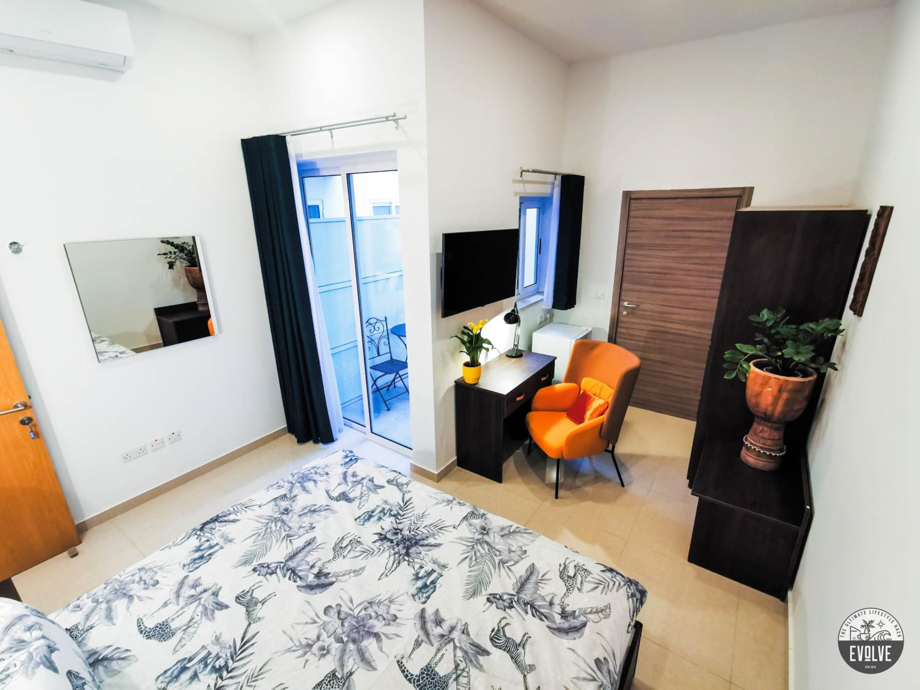 King Room with Balcony - Photo 5