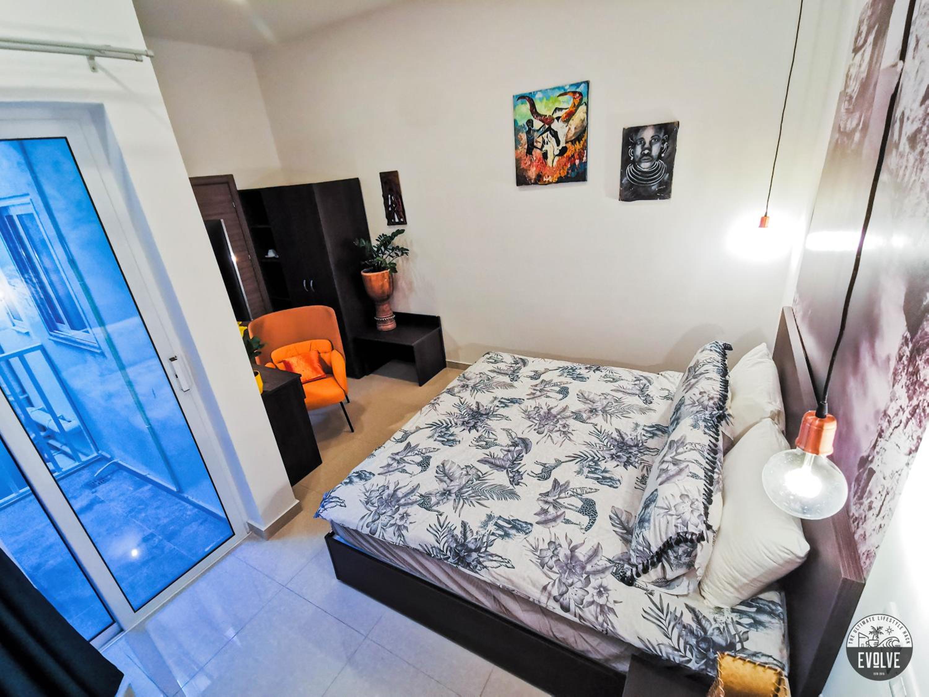 King Room with Balcony - Photo 6