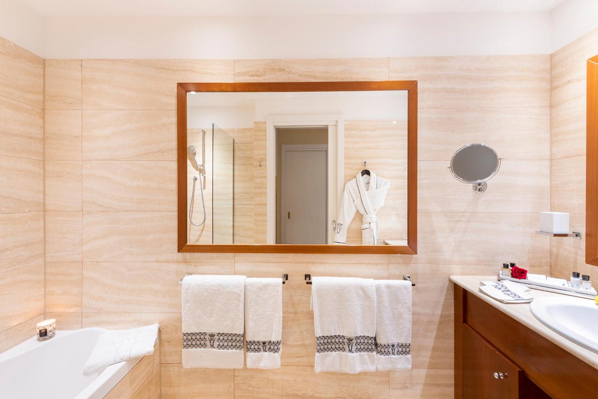 Deluxe One Bedroom Suite with Balcony - Photo 5