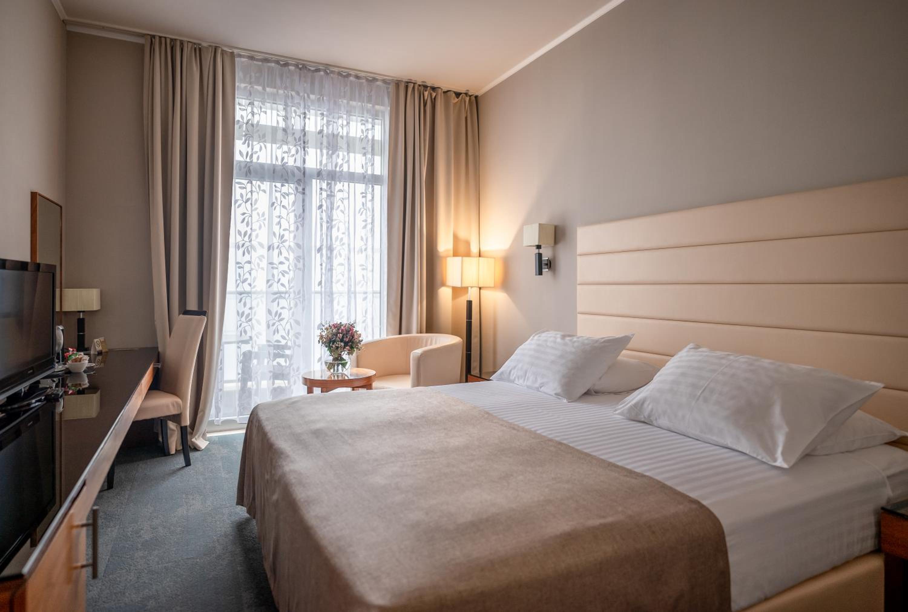 Executive Room with Balcony - Photo 4