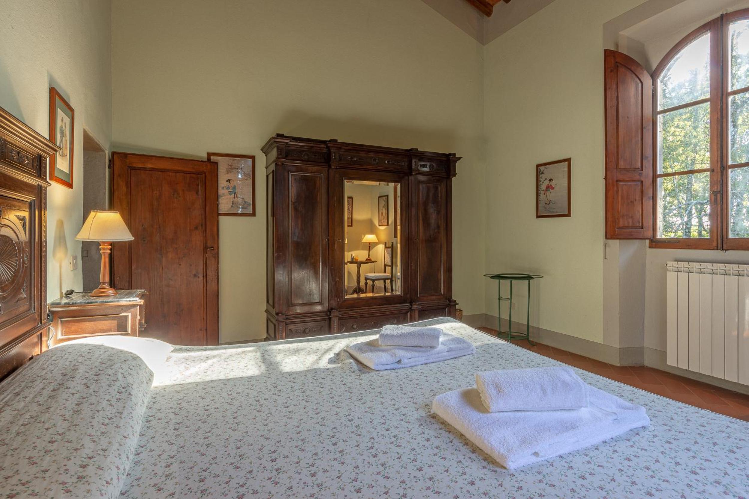 Four-Bedroom Apartment with Patio - Split Level photo 2