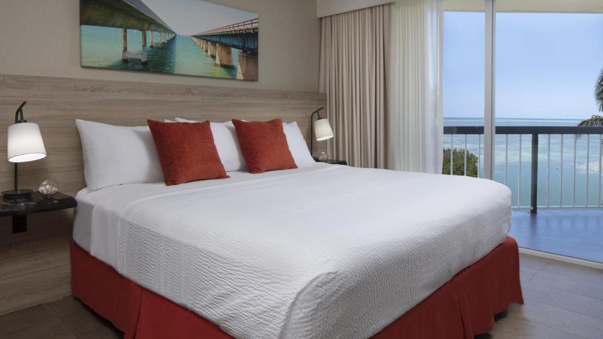 Oceanfront One-Bedroom King Suite  photo 1