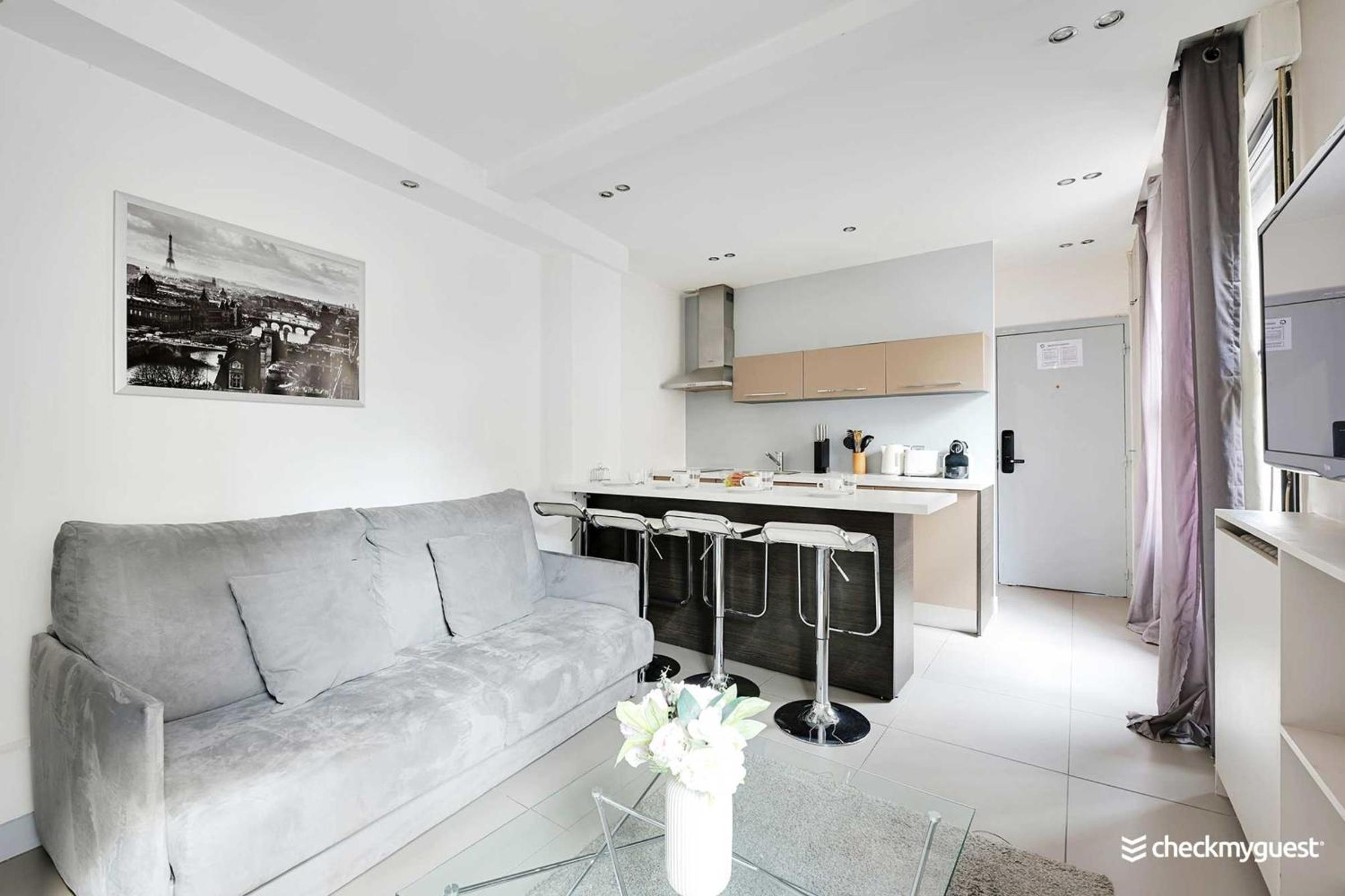 One-Bedroom Apartment photo 1