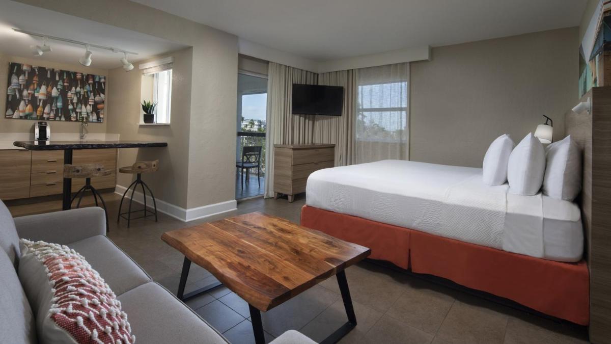 Oceanfront Junior King Suite photo 2