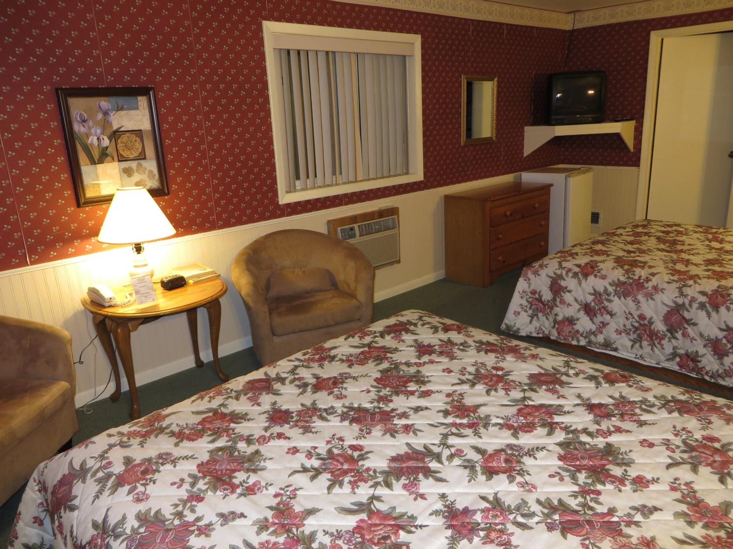 Queen Room with Two Queen Beds and Spa Bath - Photo 4