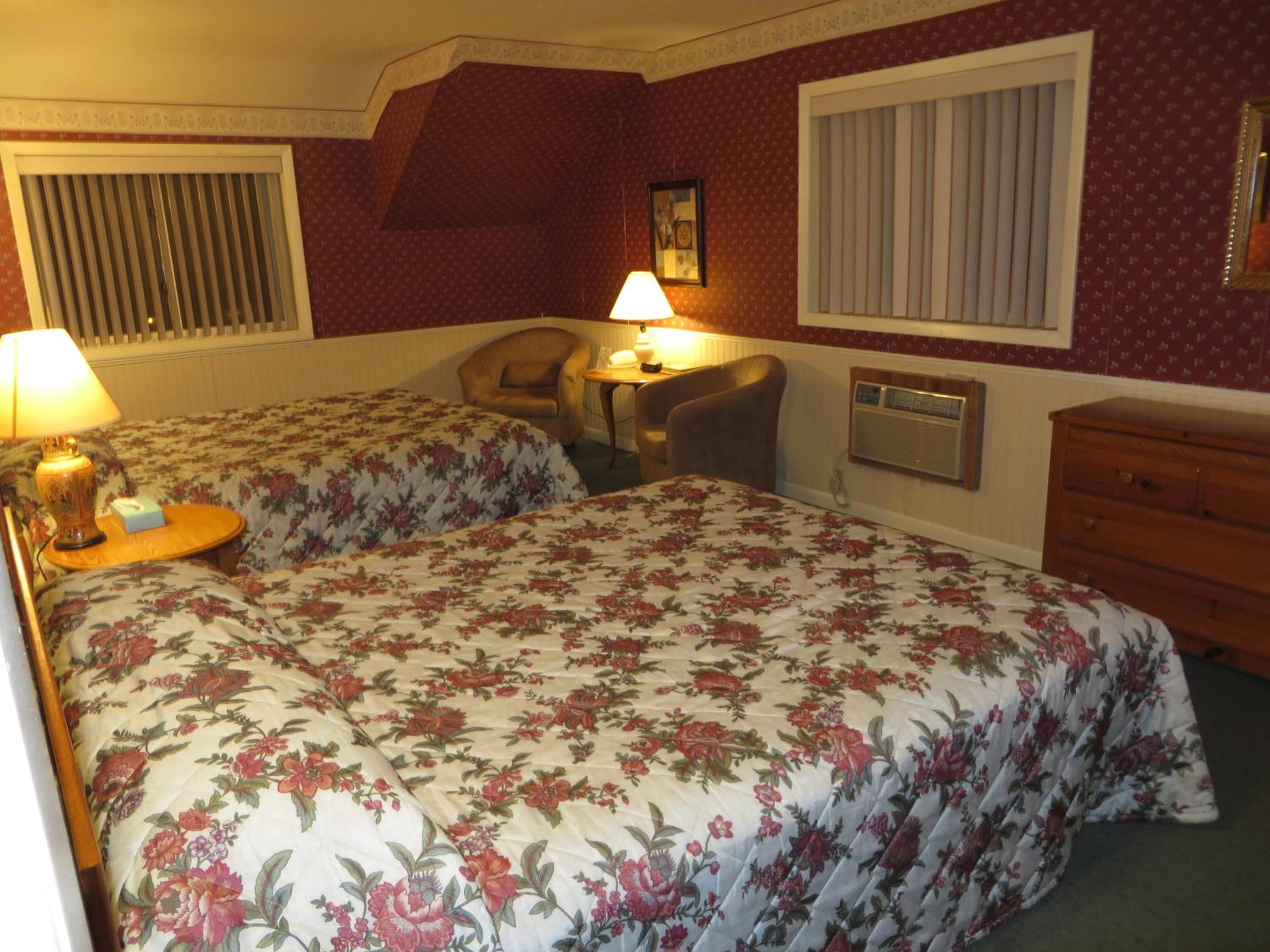 Queen Room with Two Queen Beds and Spa Bath - Photo 1