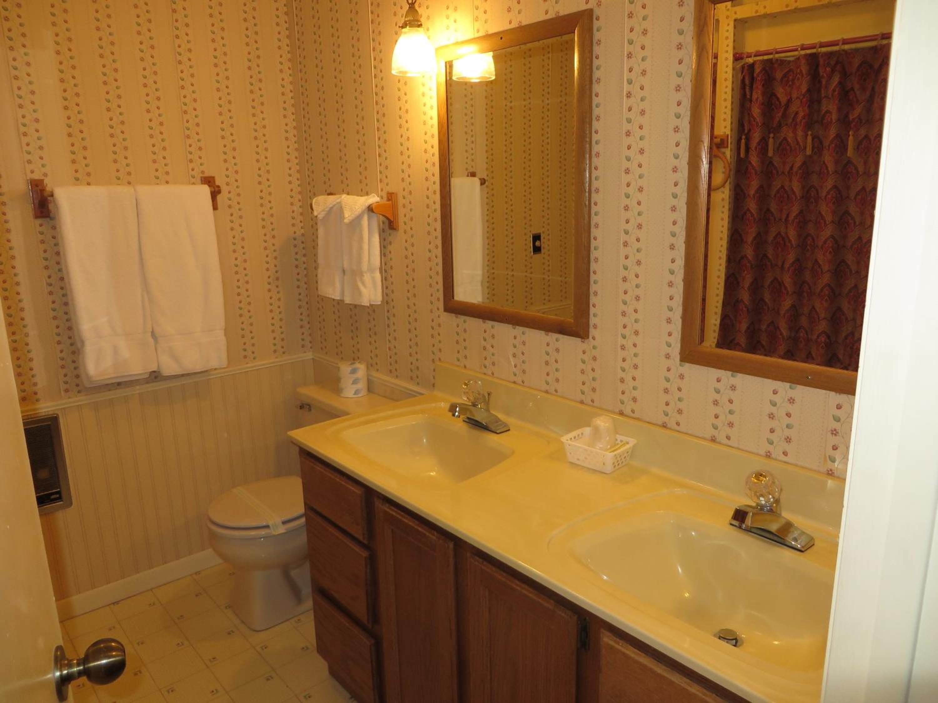 Queen Room with Two Queen Beds and Spa Bath - Photo 3
