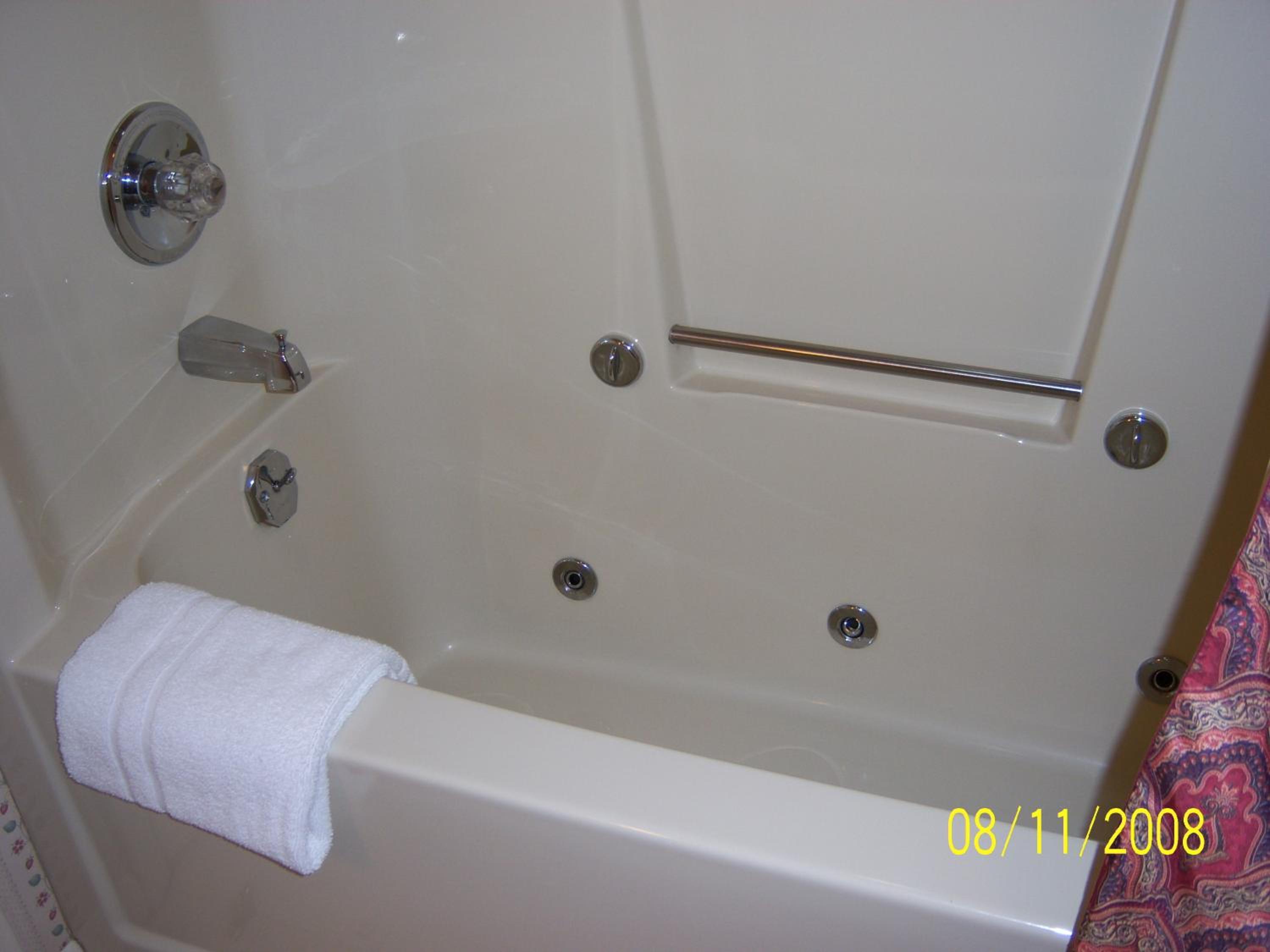Queen Room with Two Queen Beds and Spa Bath - Photo 2