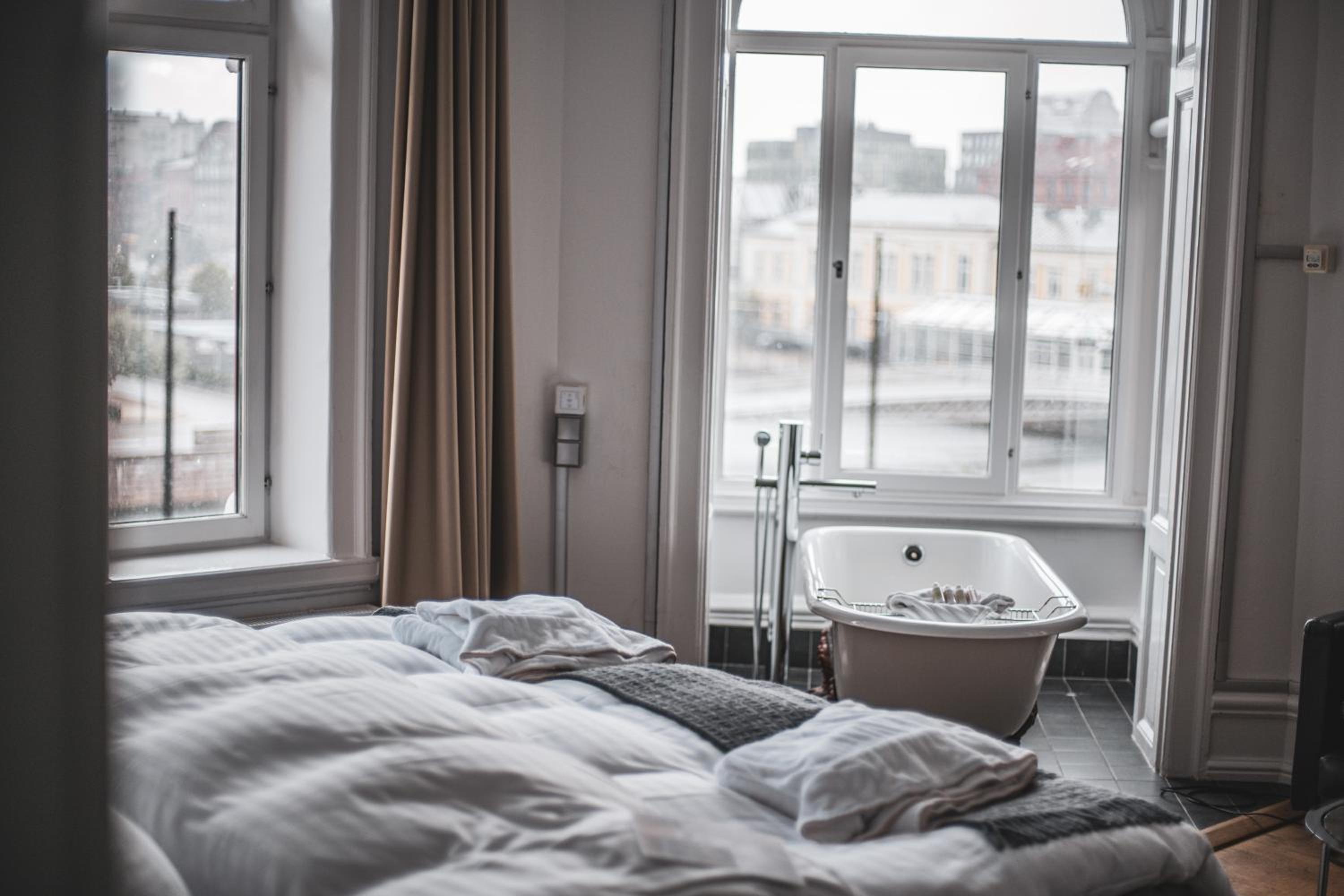 Deluxe Double Room with Bath - Photo 13