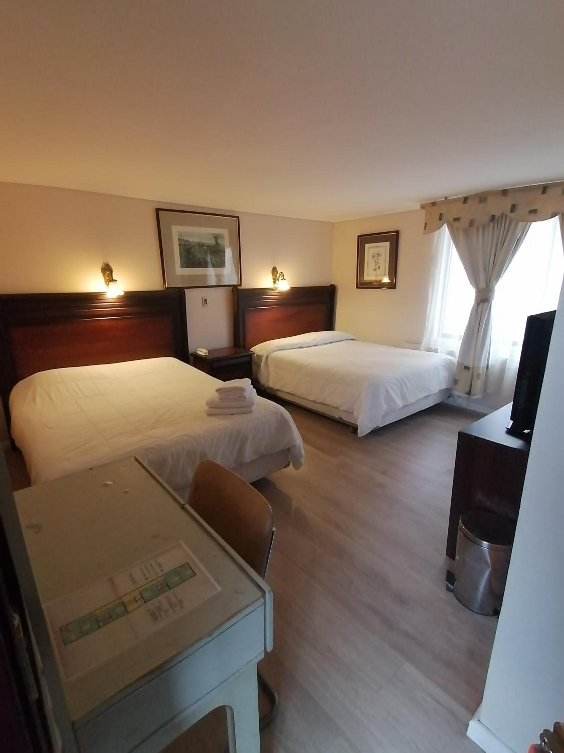Queen Room with Two Queen Beds photo 2