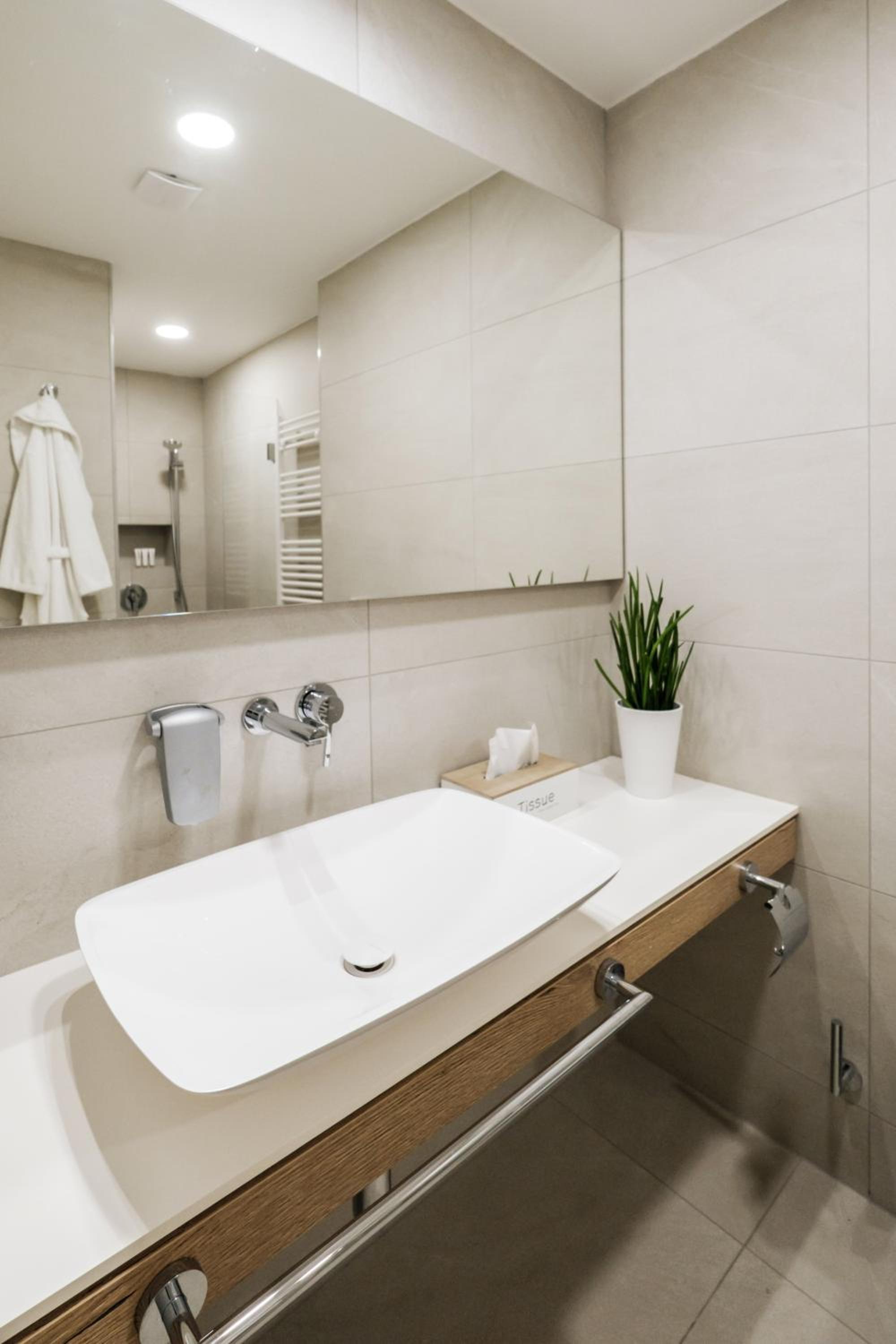 Large Double or Twin Room - Photo 5
