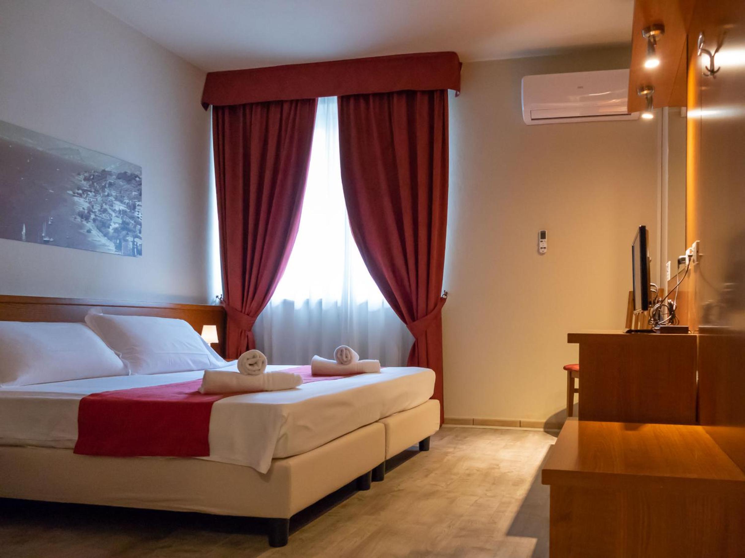 Standard Double or Twin Room - Photo 5