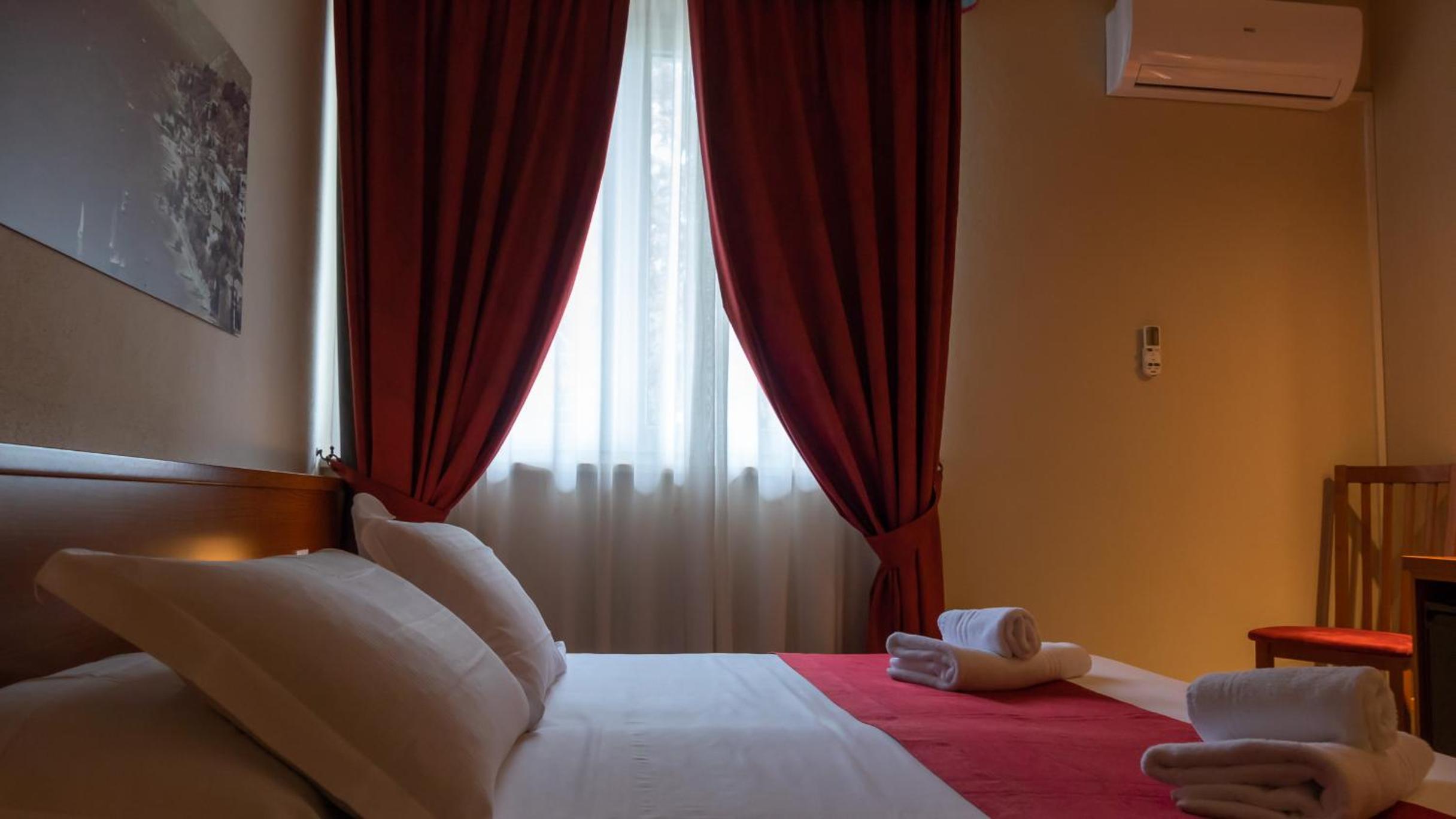 Small Double Room - Photo 4