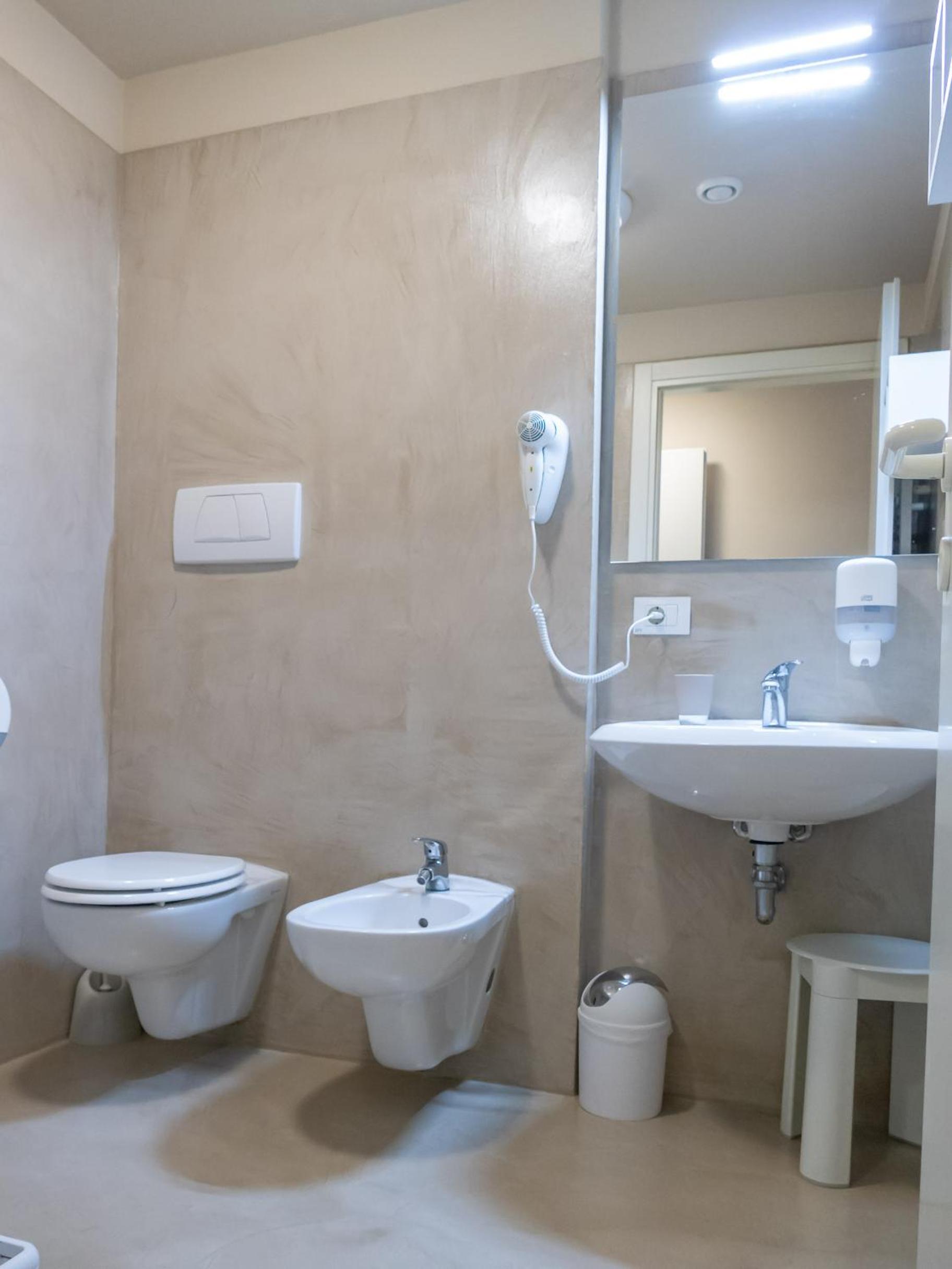 Small Double Room - Photo 3