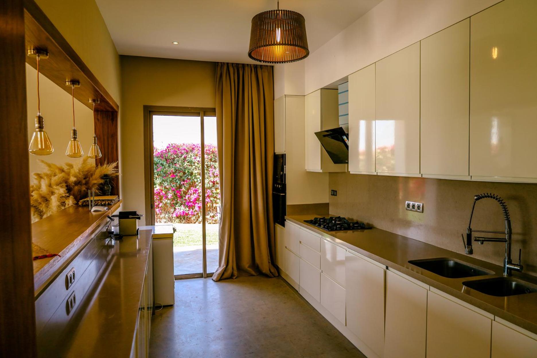 Villa with Private Pool - Photo 9