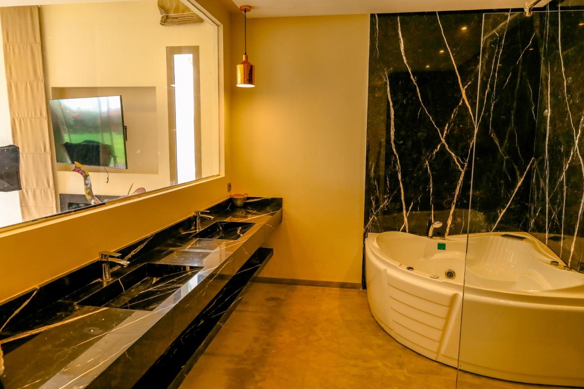 Villa with Private Pool - Photo 15