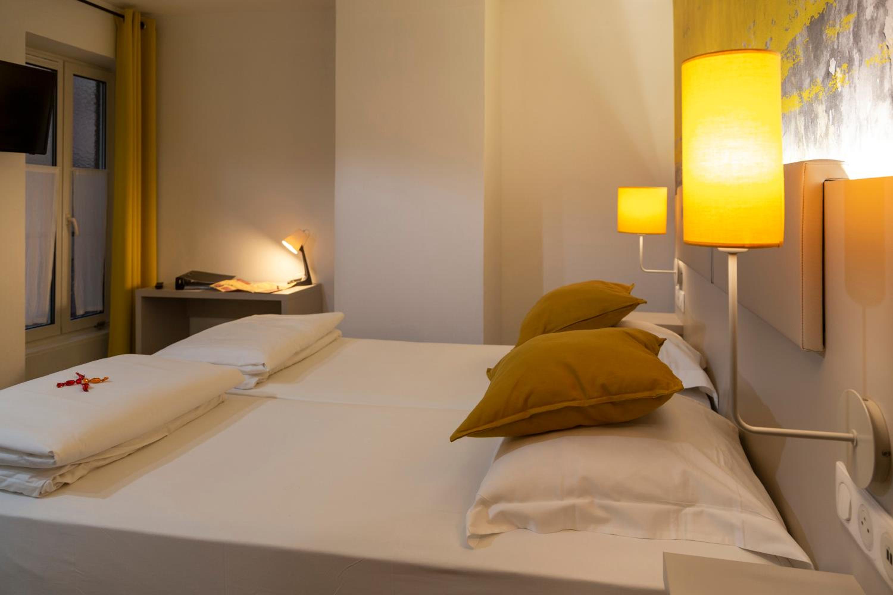 Standard Twin Room - Photo 2