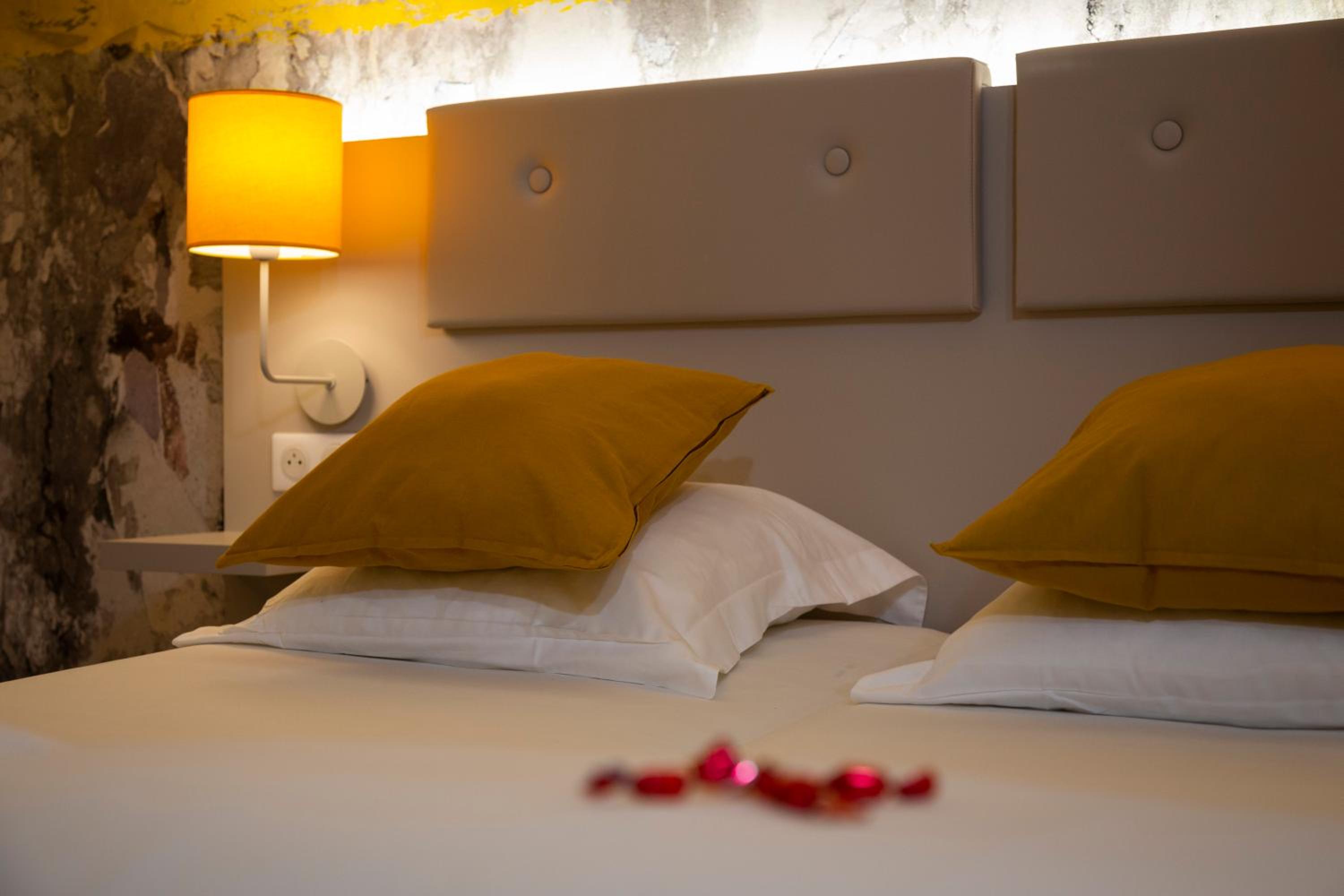 Standard Twin Room - Photo 9