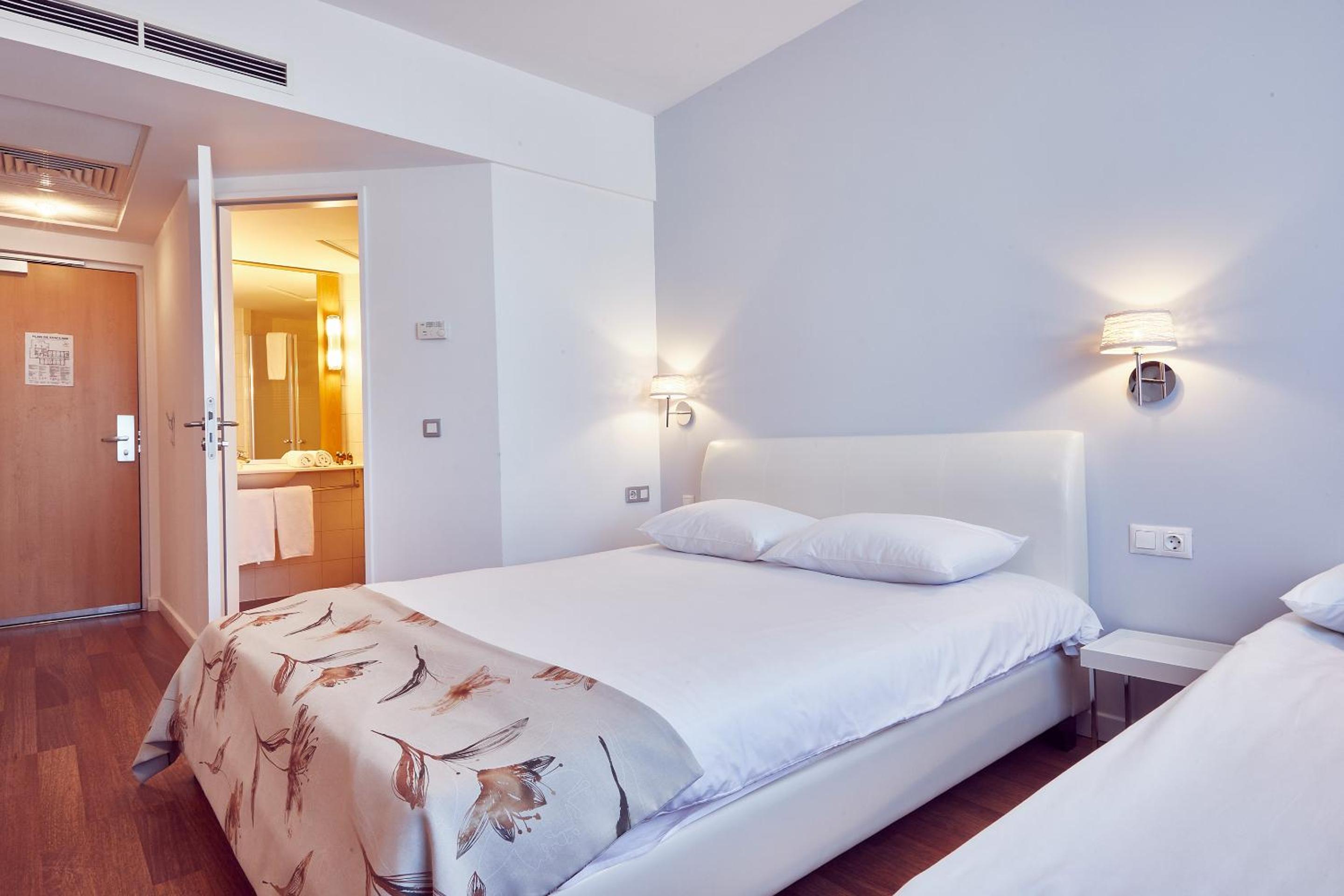 Superior Double Room with extendable armchair - Photo 8