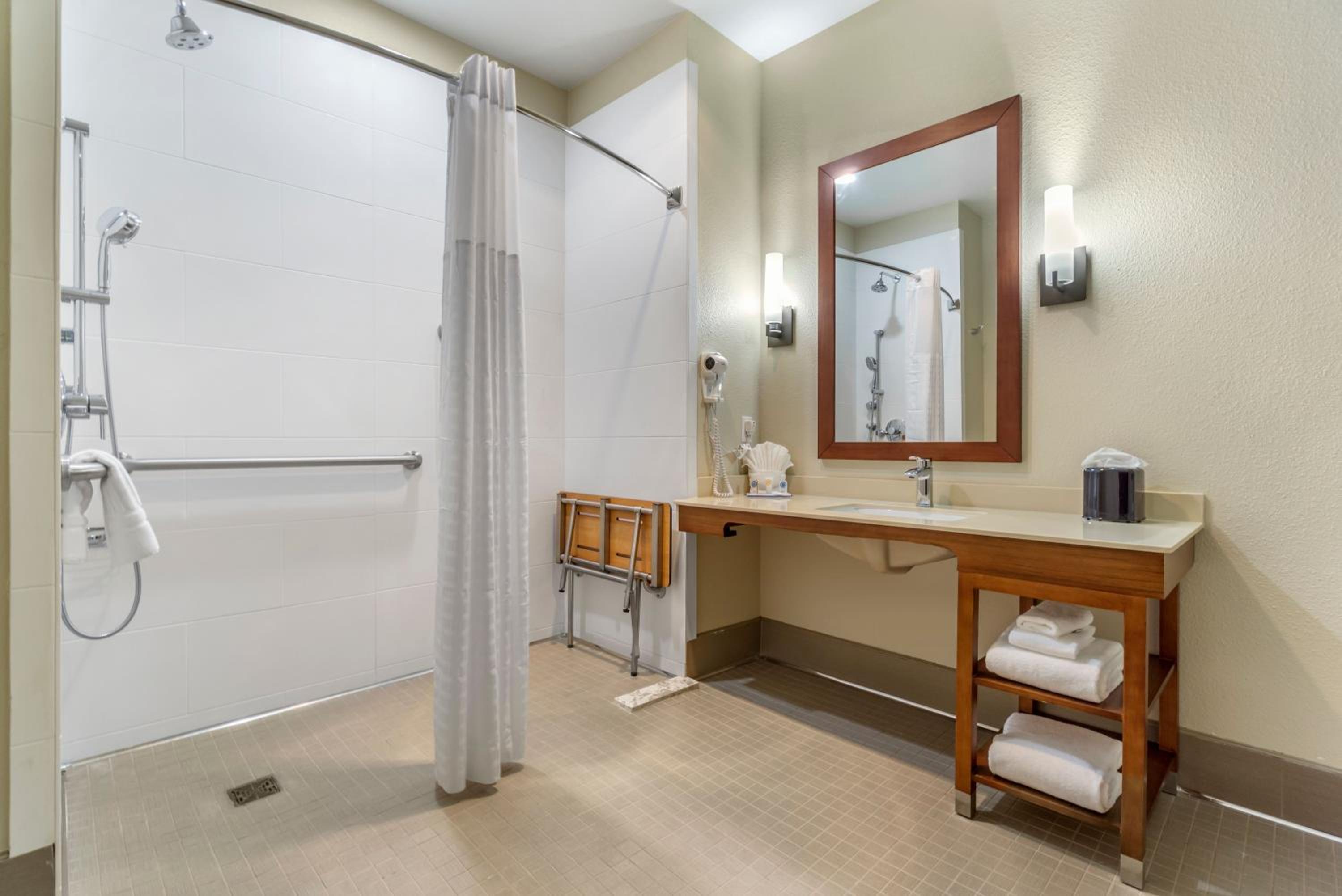 Queen Room with Two Queen Beds - Accessible/Non-Smoking  - Photo 2