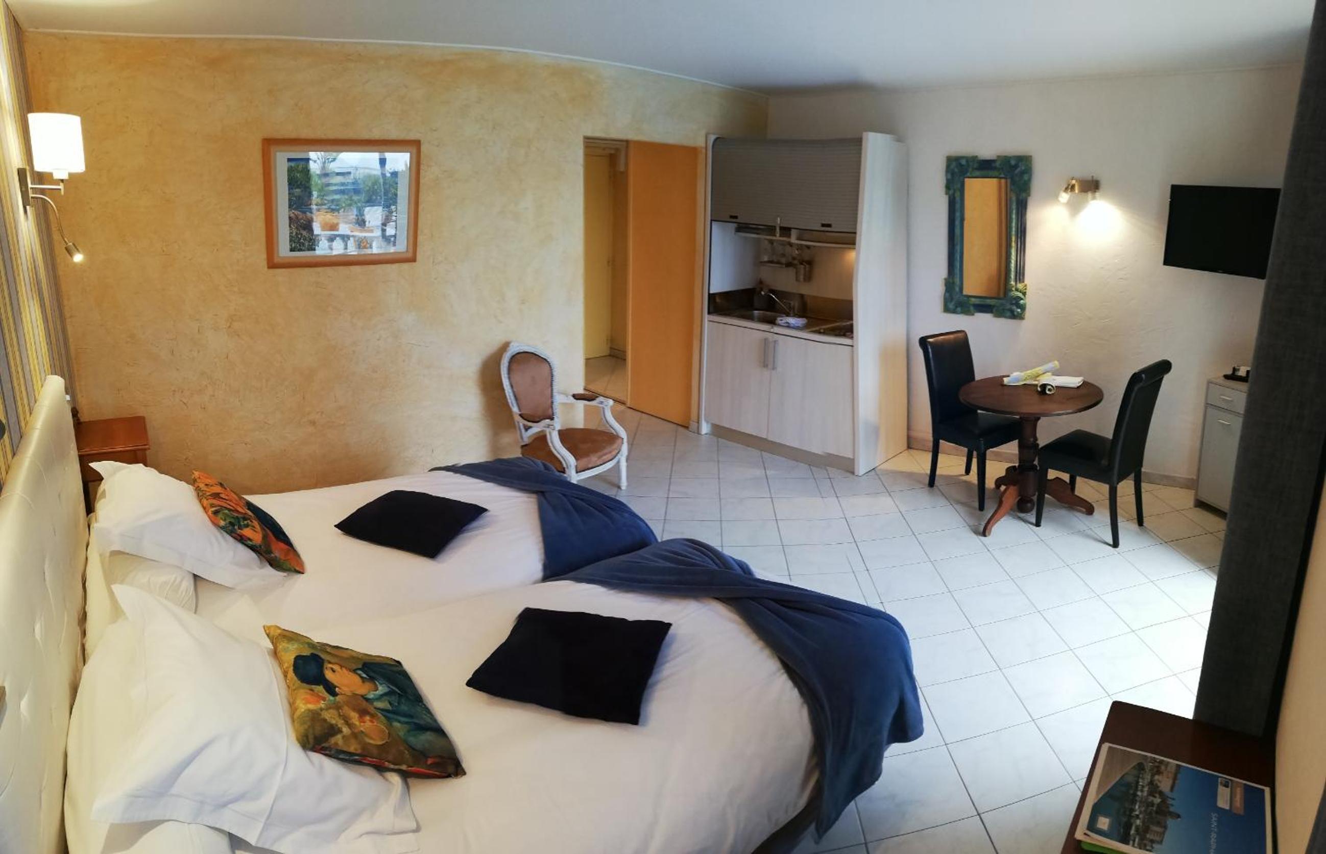 Twin Room with Pool View photo 3