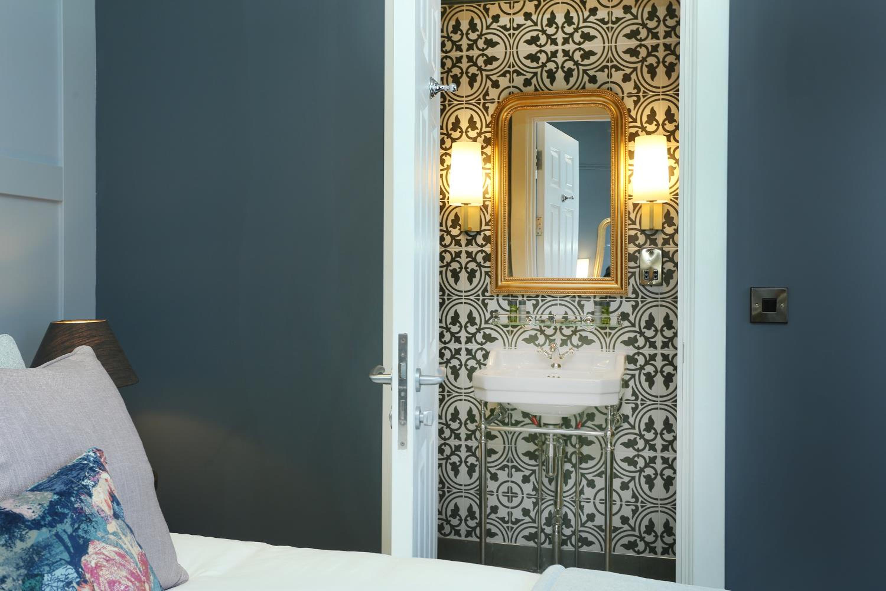 Double Room - Photo 15