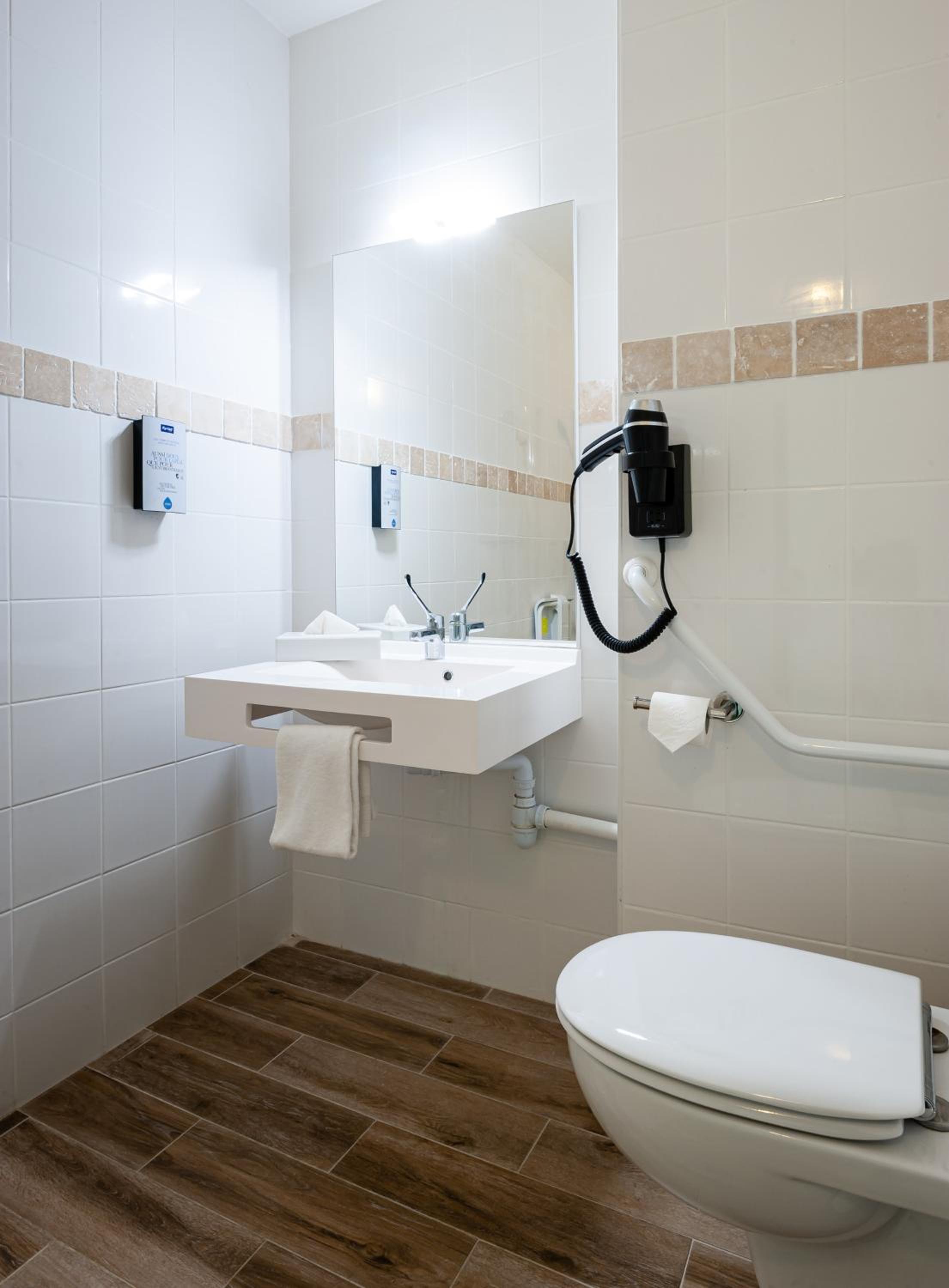 Triple Room with One Double Bed and One Single Bed photo 2