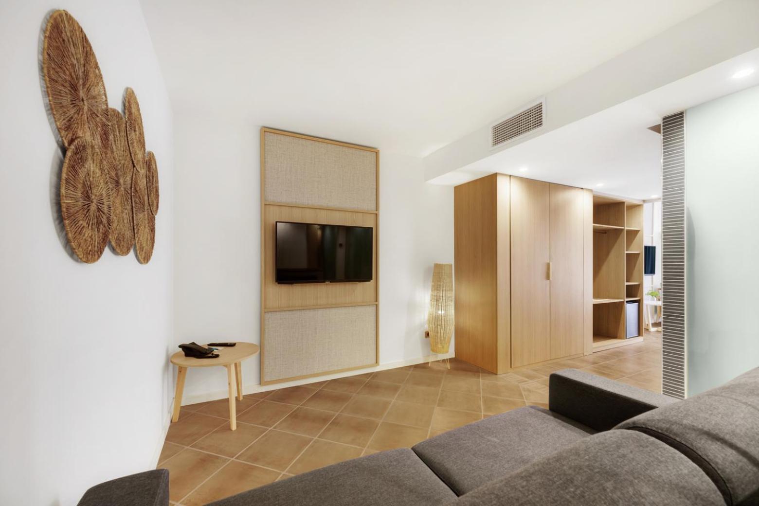 Family Room thumbnail 6