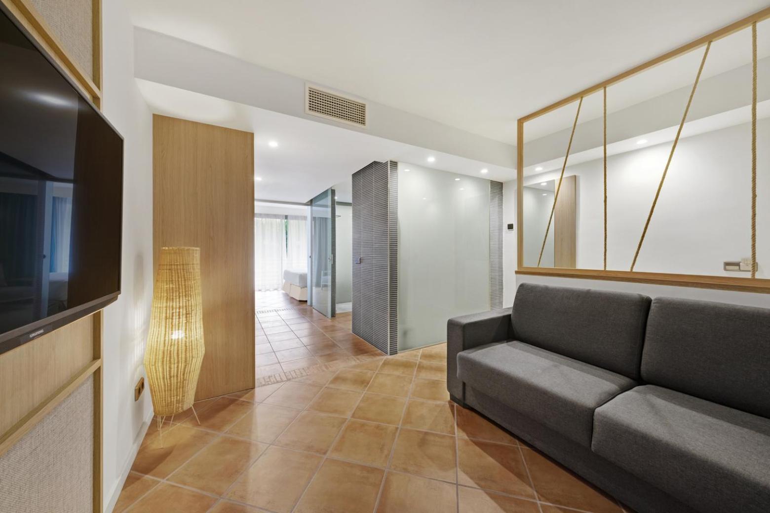Family Room (2 Adults + 1 Child)