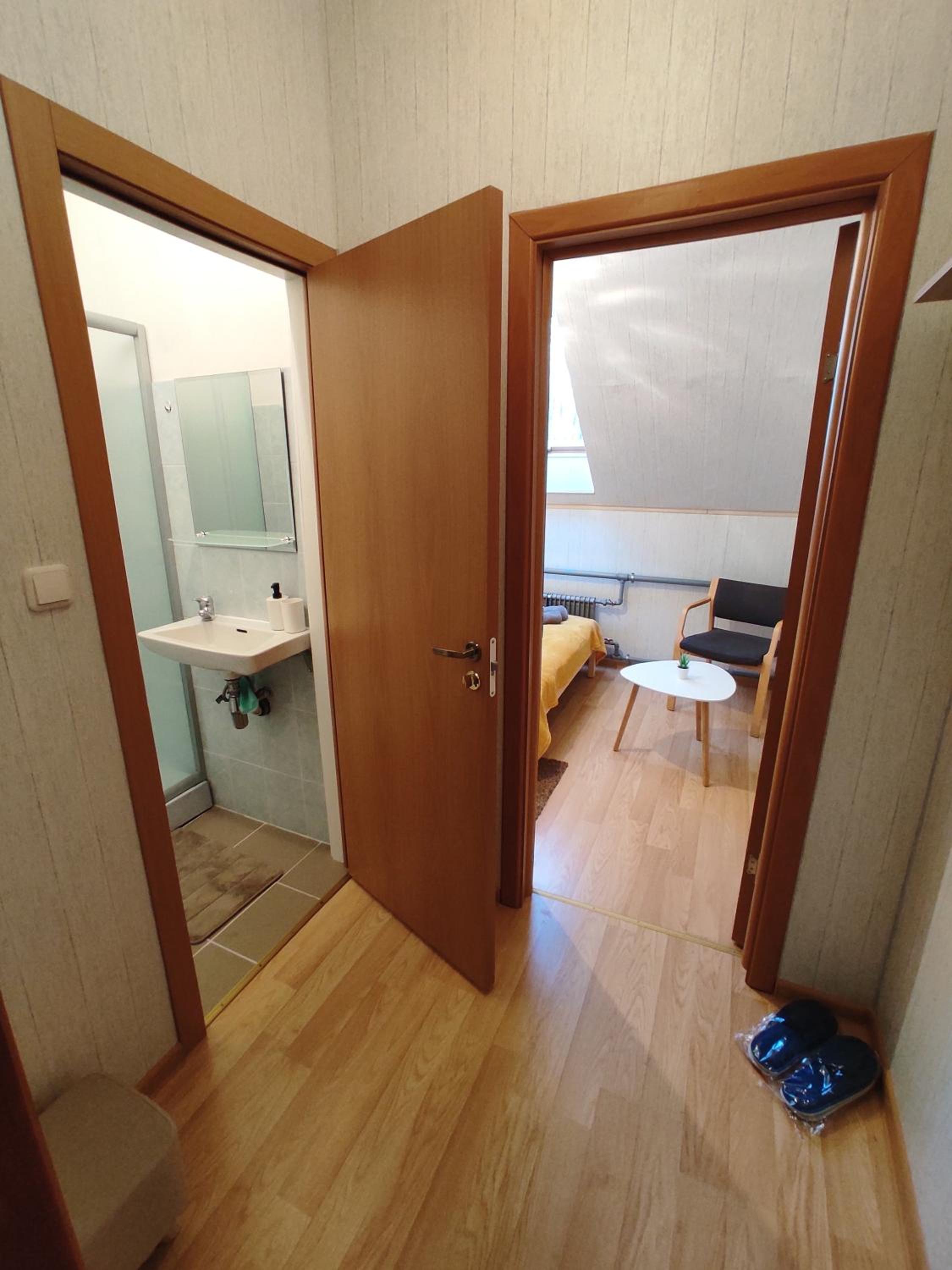 Double Room with Private Bathroom - Photo 4