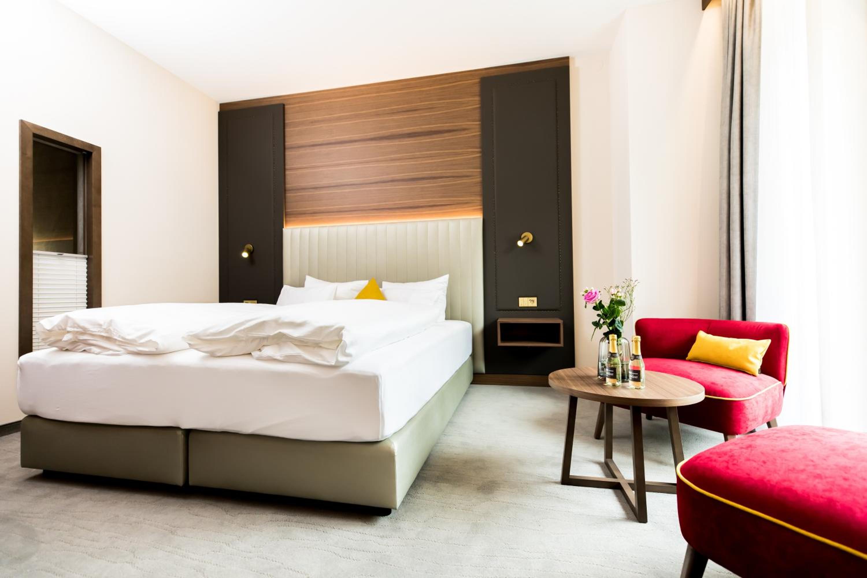 Deluxe Double Room with Balcony - Photo 6