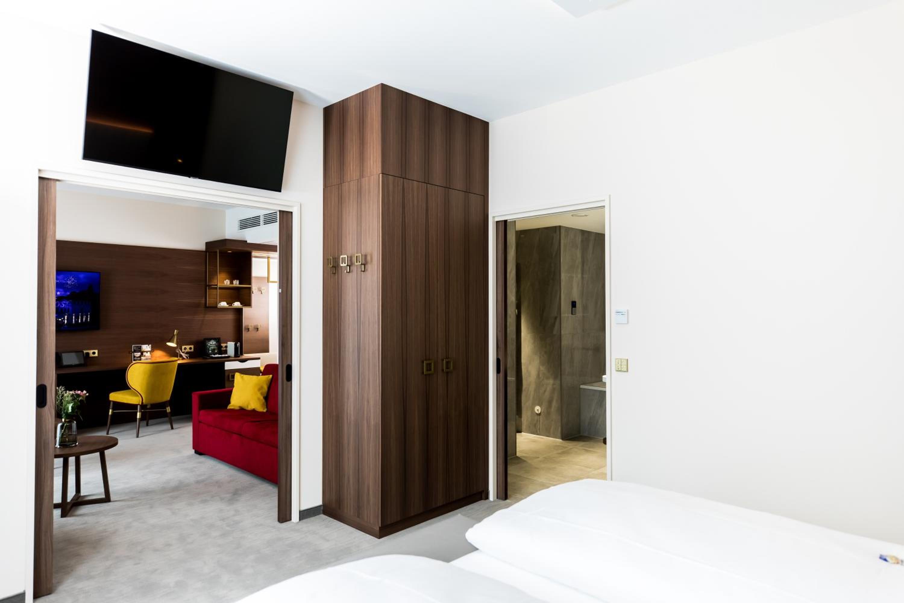 Suite with Balcony - Photo 4