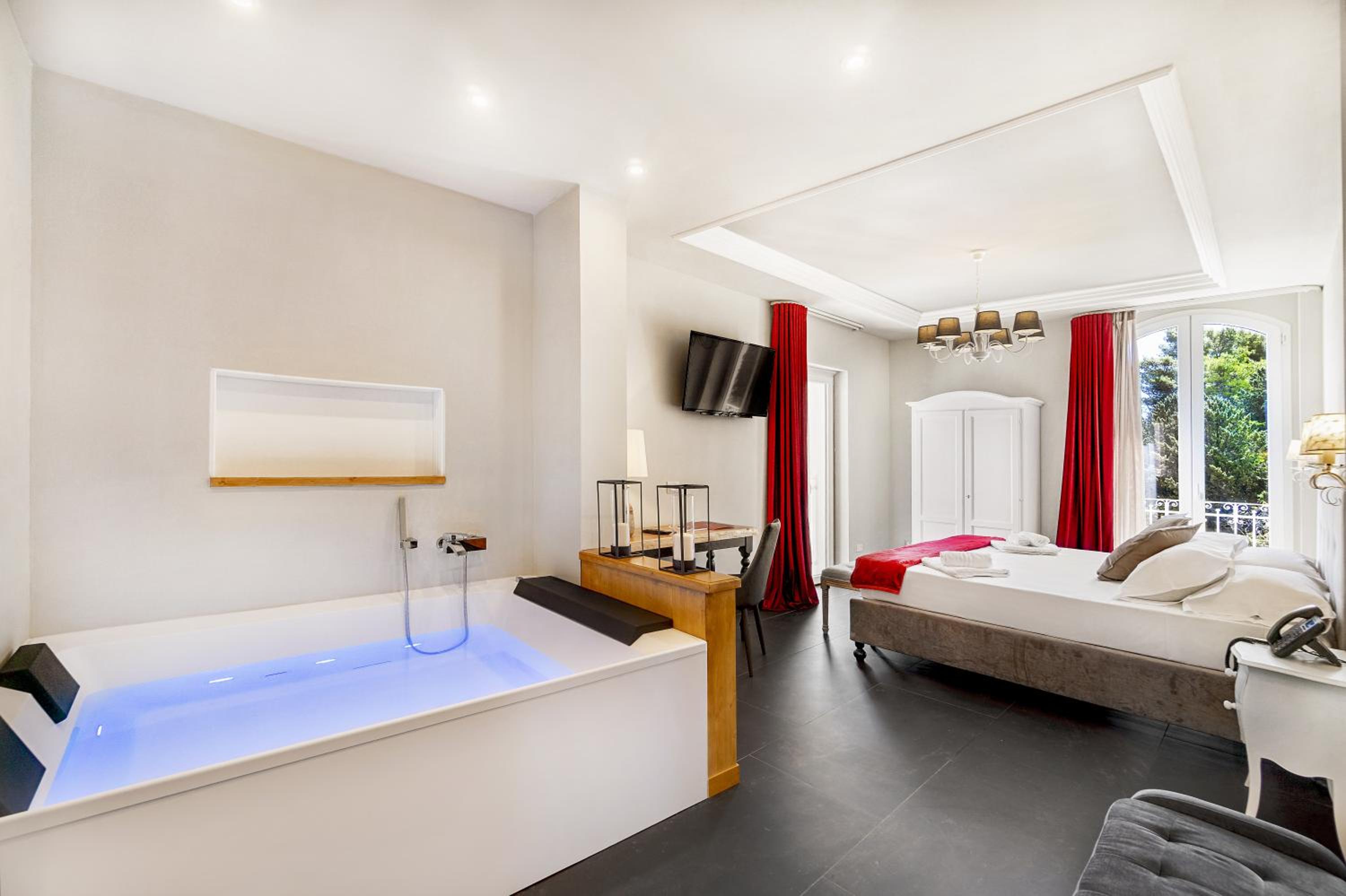 King Room with Spa Bath